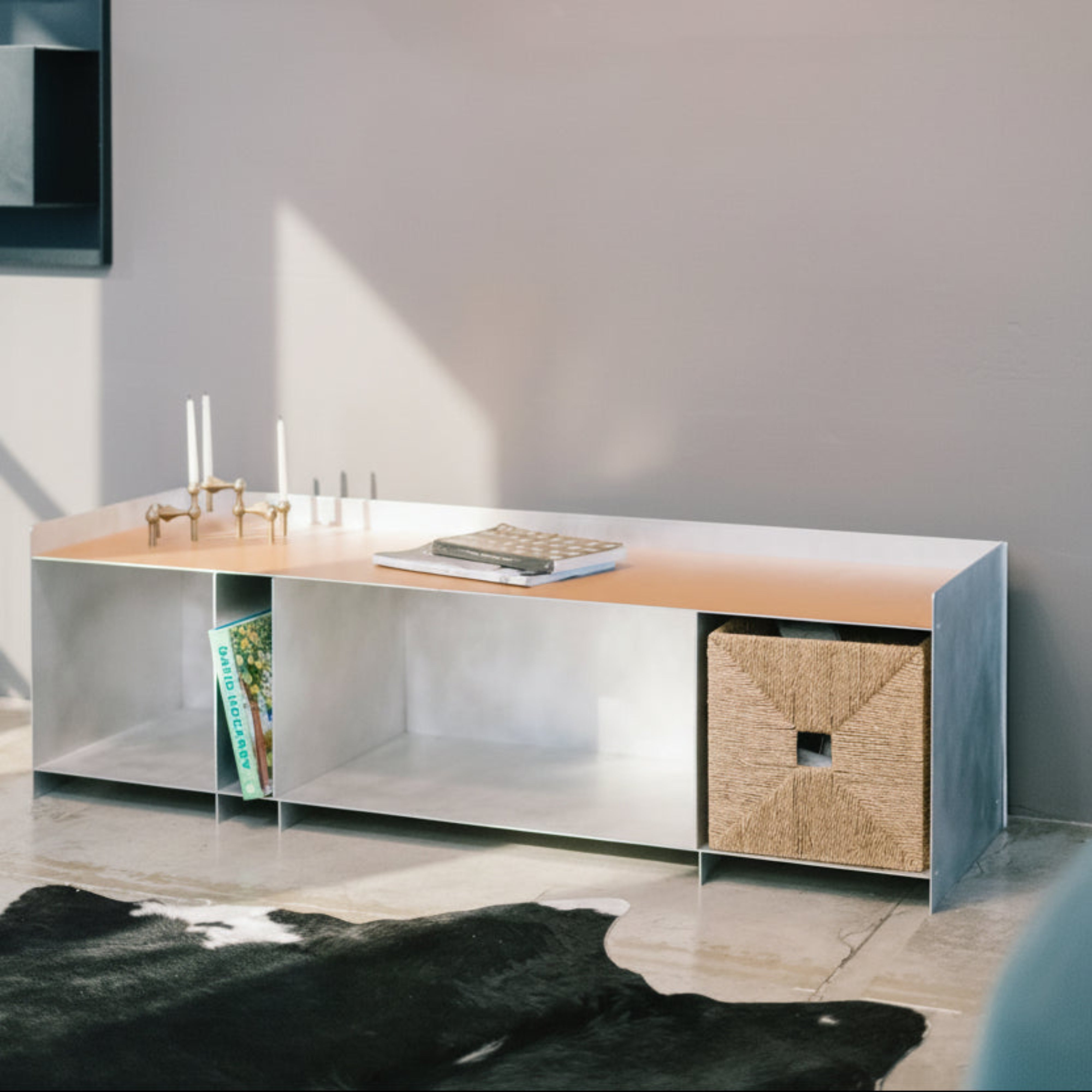 Comodă KUBIQUE premium - aluminiu finisat manual și piele naturală, design unic, estetică deosebită