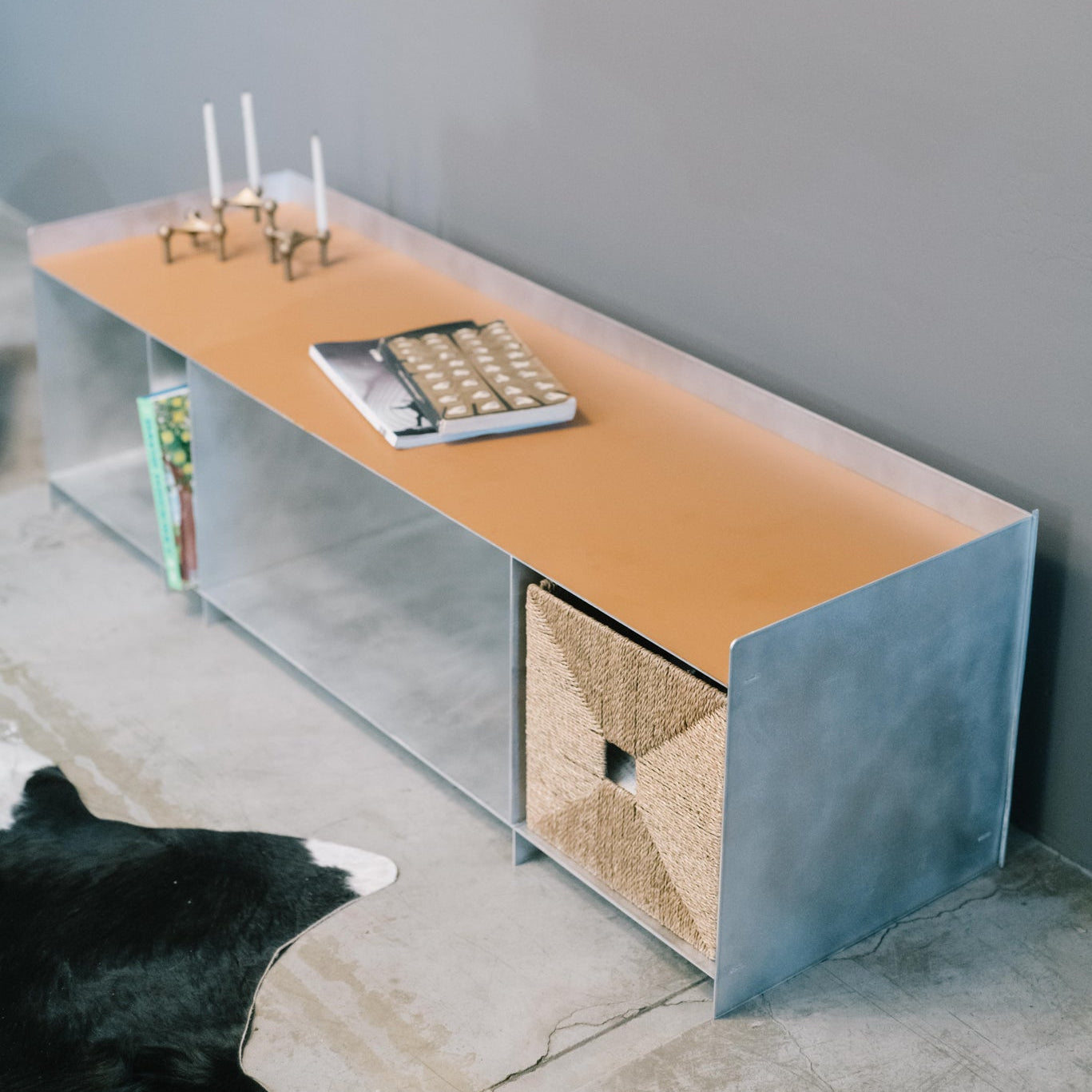 Comodă TV KUBIQUE piele naturală - partea superioară îmbrăcată în piele, căldură și emoție, materiale nobile