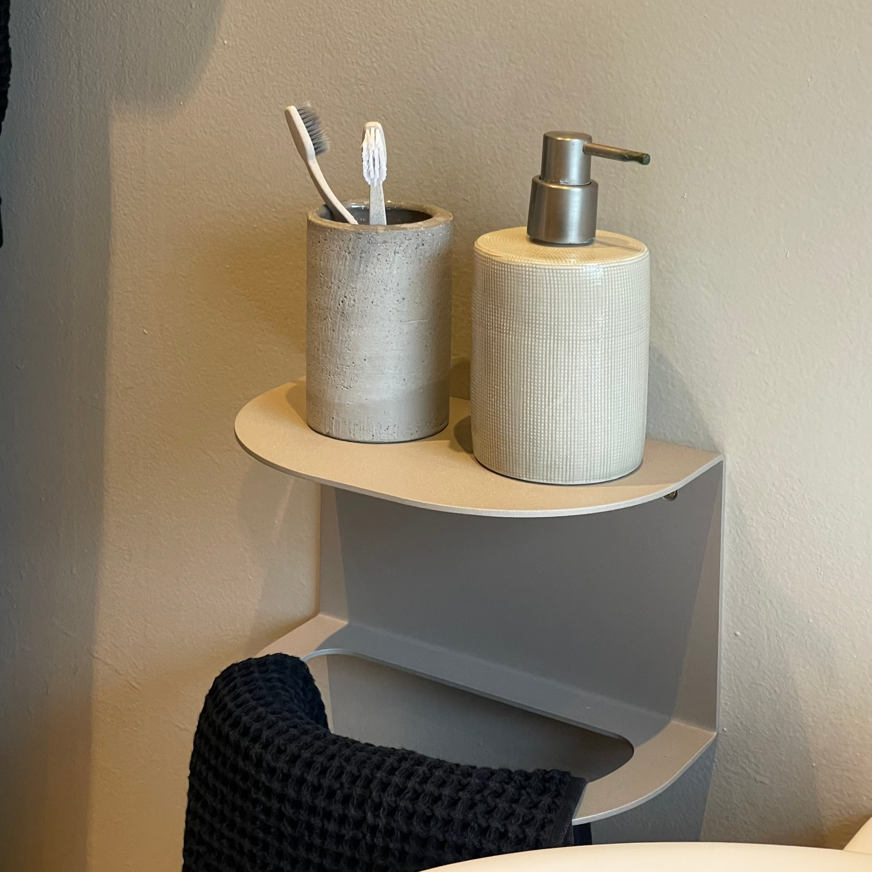 Etajera de baie CURVE 1 – polita metalica ideala langa chiuveta, cu spatiu pentru sapun, periute de dinti si suport pentru prosop, perfecta pentru o baie moderna si organizata.