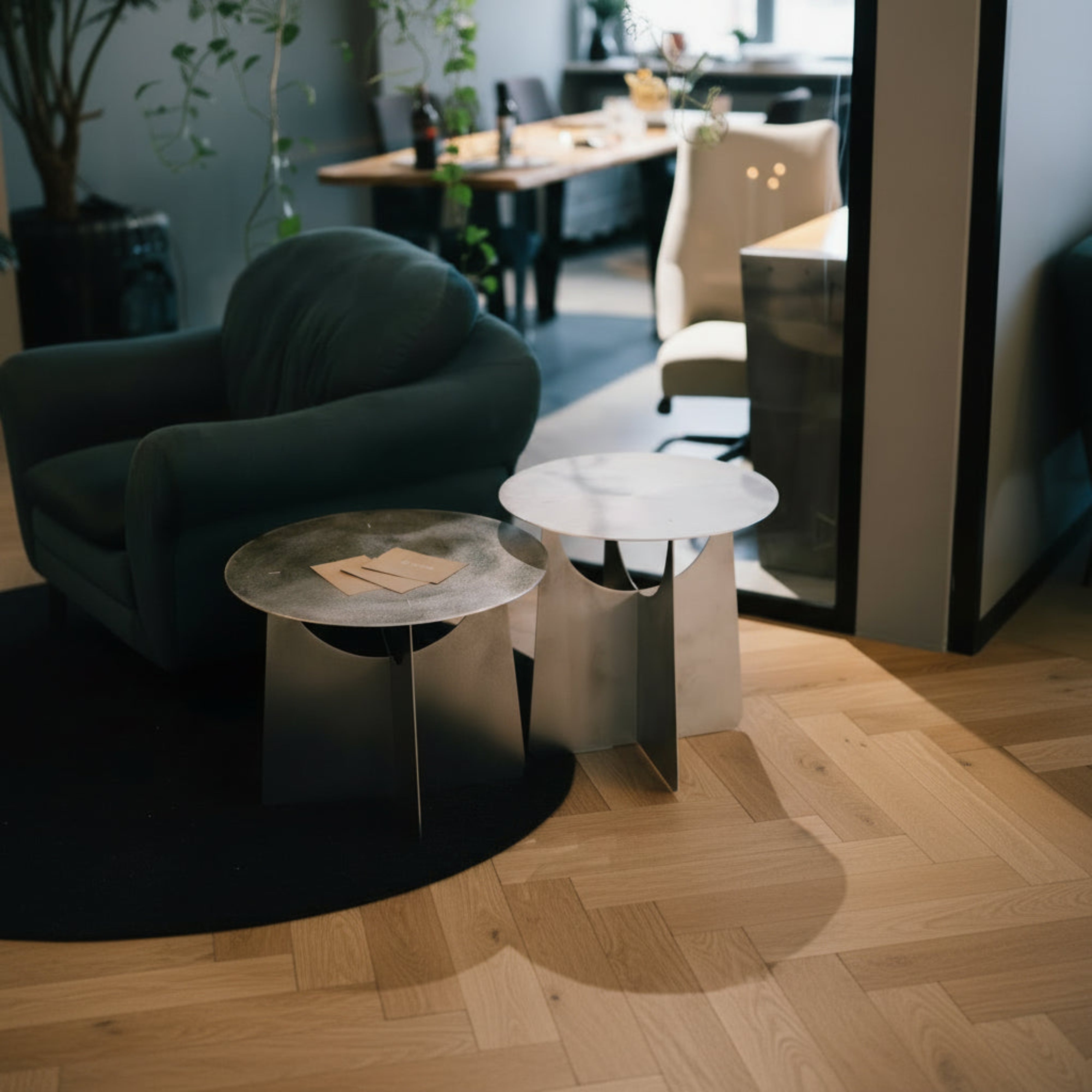 Măsuțe FUNNY S și M, aluminiu finisat manual - design jucăuș, perfecte impreună