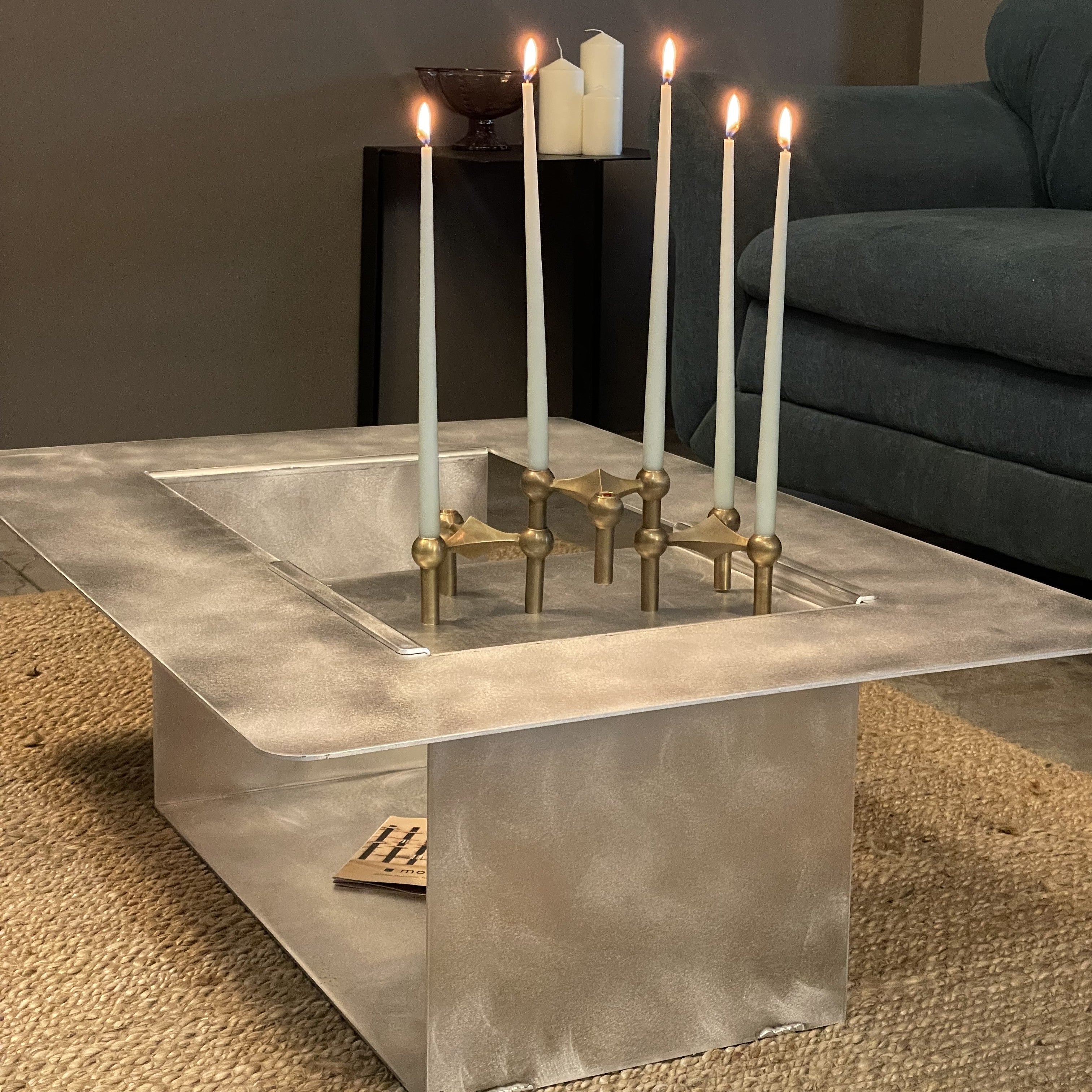 Masuta din aluminiu Sound cu tavita mobila si spatiu pentru discuri vinyl design minimalist cu finisaj manual