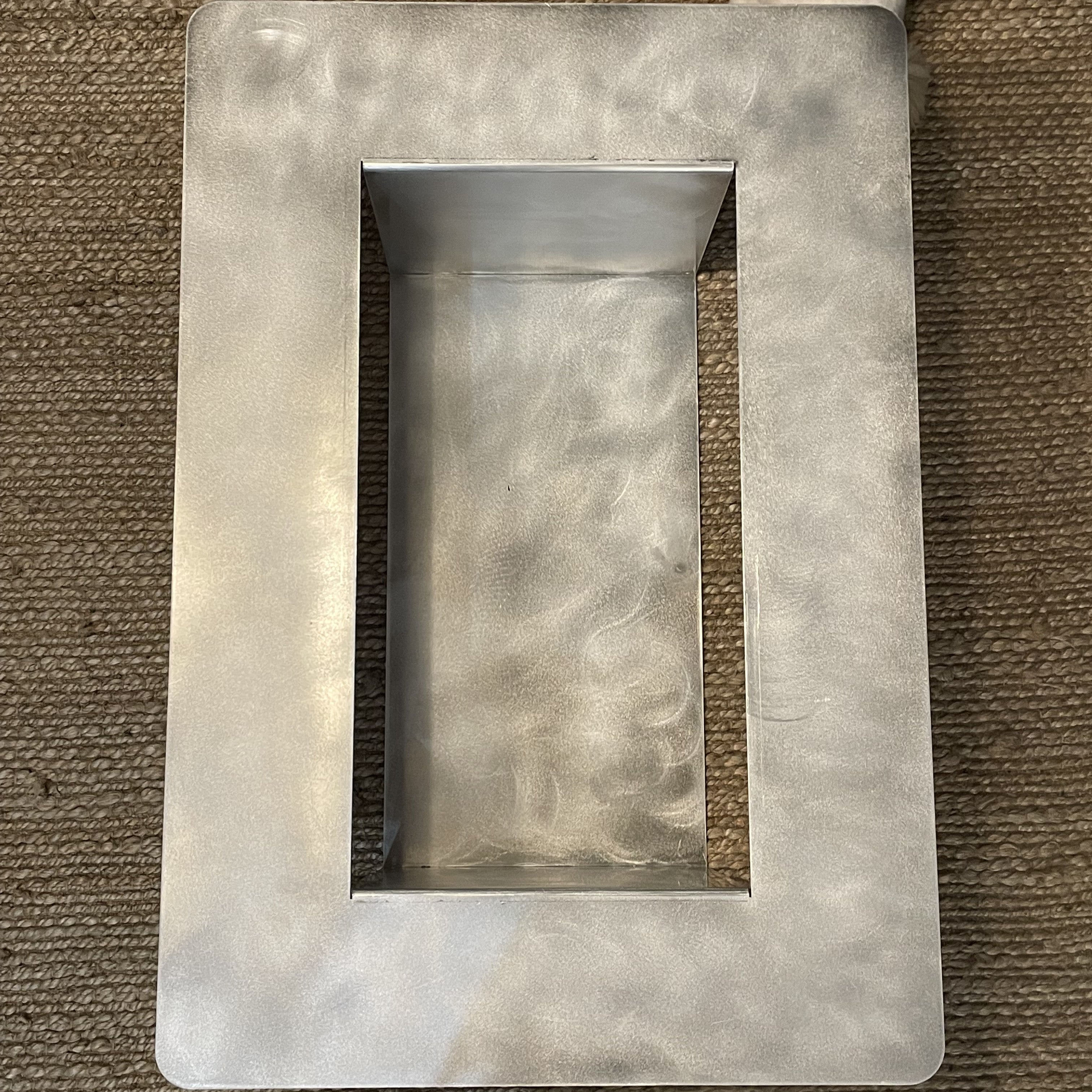 Masuta din aluminiu Sound cu tavita mobila si spatiu pentru discuri vinyl design minimalist cu finisaj manual