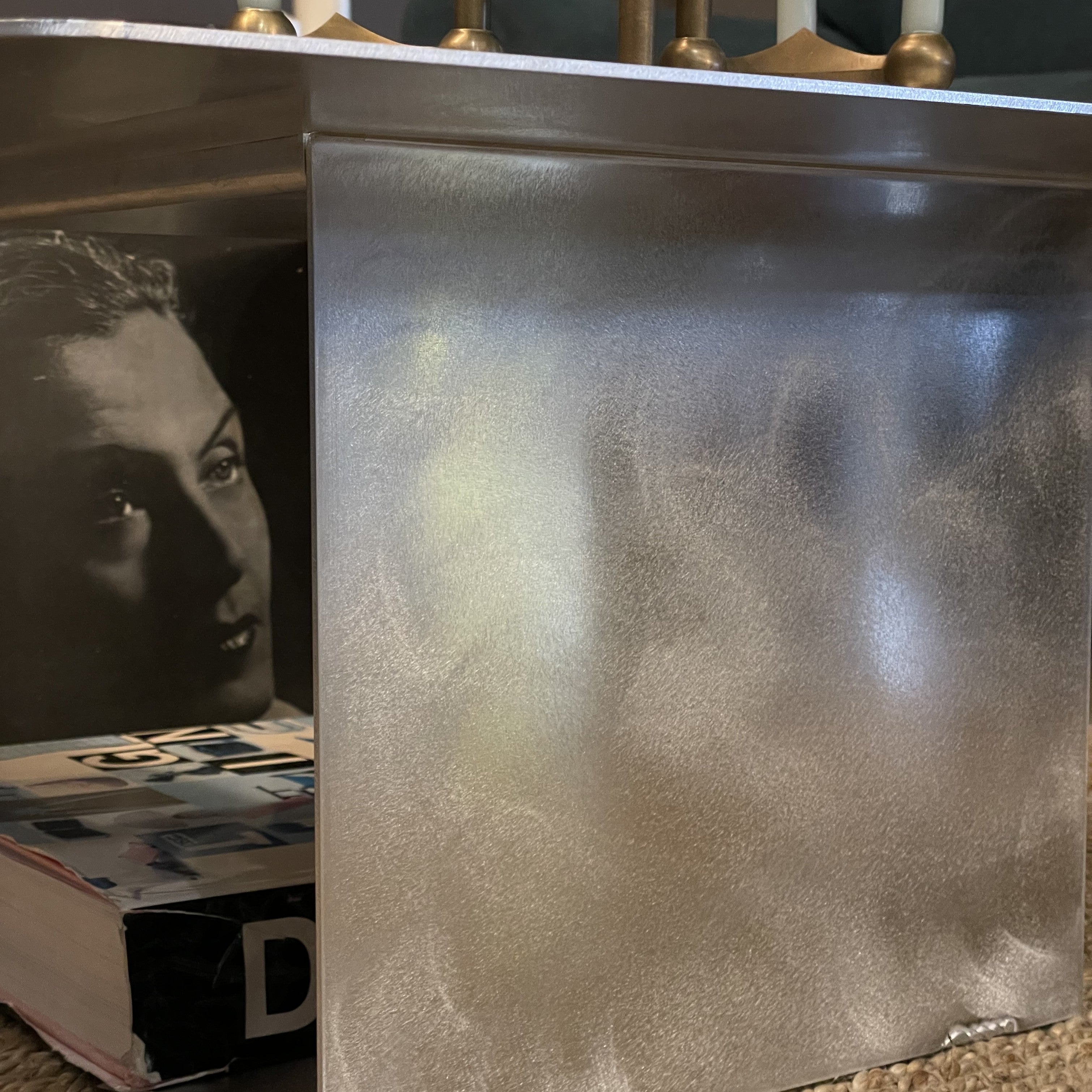 Masuta din aluminiu Sound cu tavita mobila si spatiu pentru discuri vinyl design minimalist cu finisaj manual