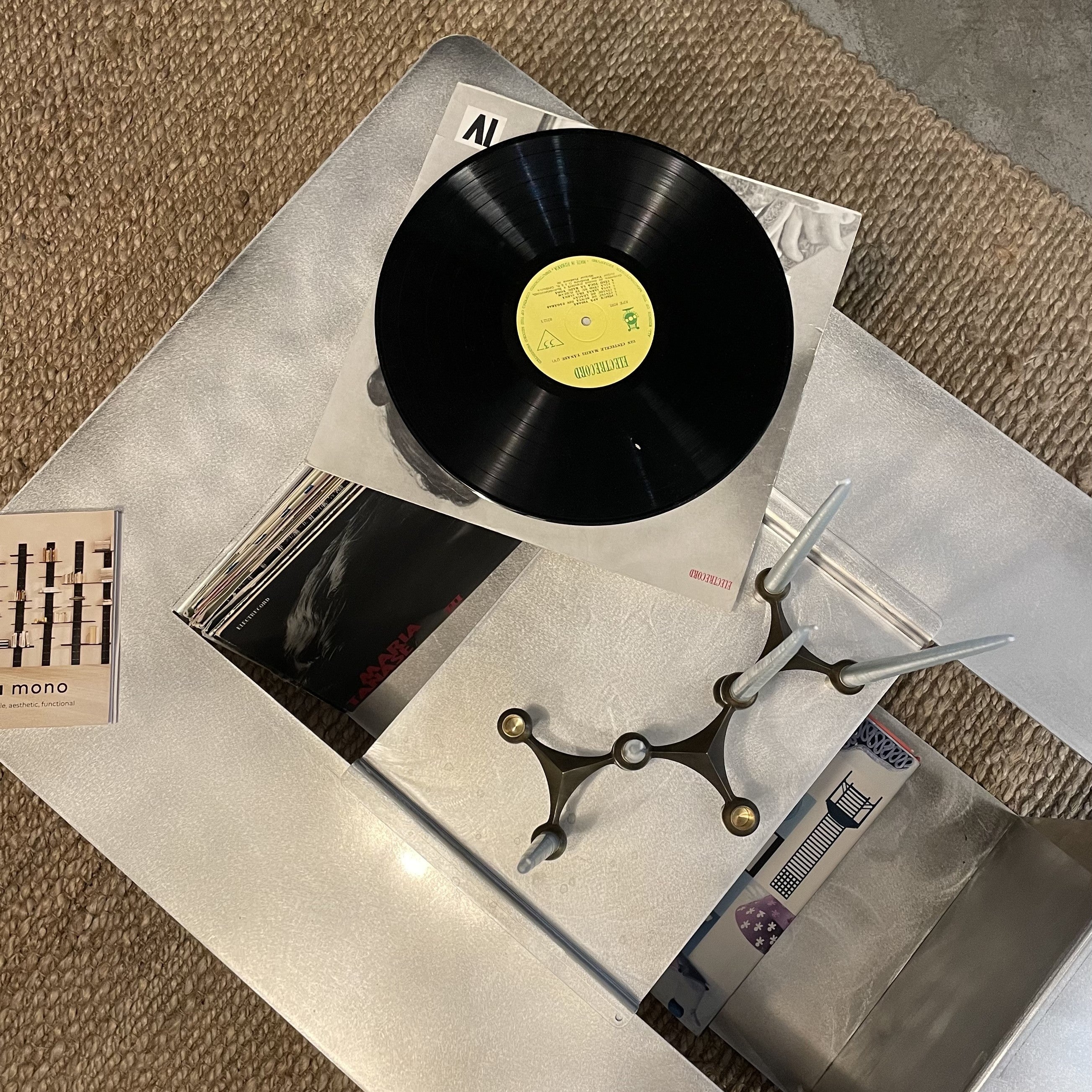 Masuta din aluminiu Sound cu tavita mobila si spatiu pentru discuri vinyl design minimalist cu finisaj manual