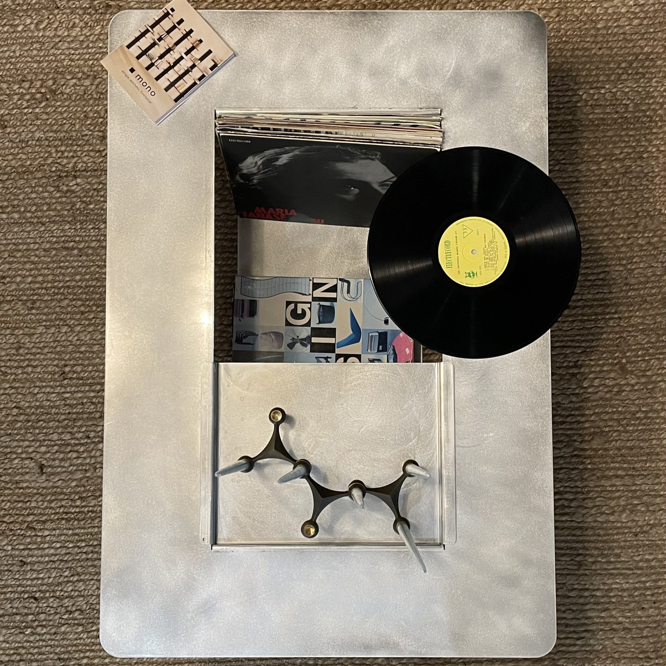 Masuta din aluminiu Sound cu tavita mobila si spatiu pentru discuri vinyl design minimalist cu finisaj manual