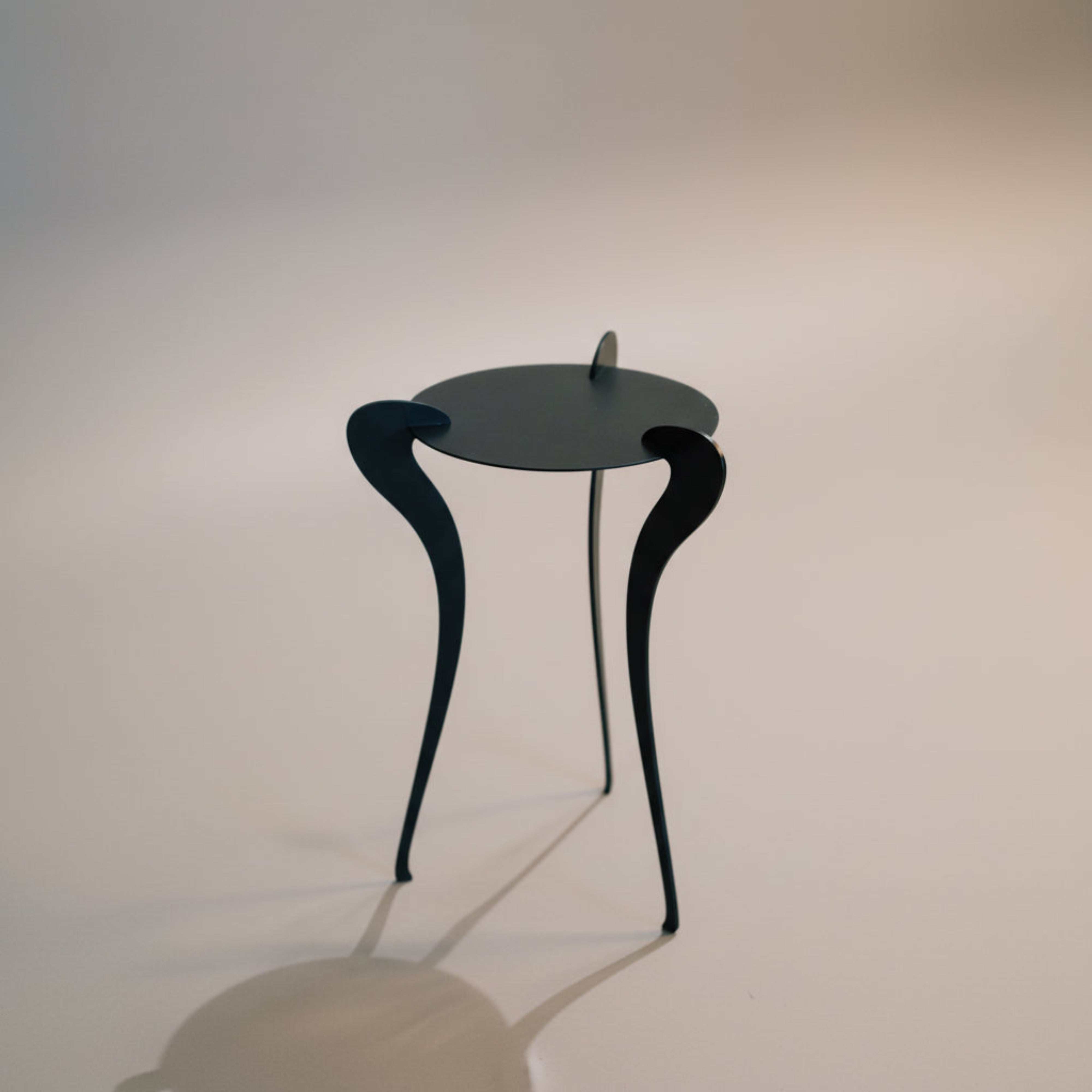 Măsuță metalică MARIE ANTOINETTE design baroc contemporan, finisaj negru texturat, potrivită pentru interior și exterior