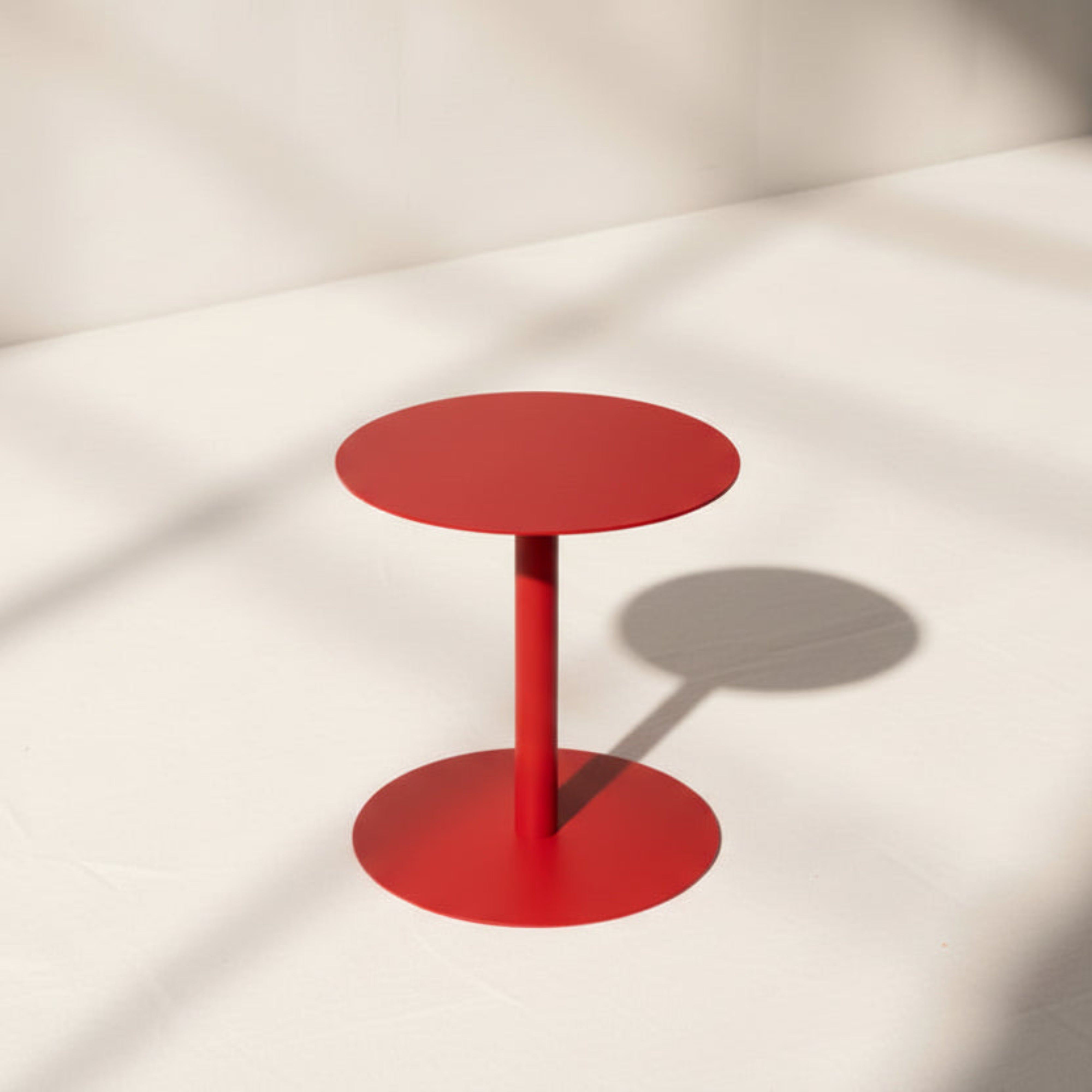 Măsuță metalică de exterior DOT vopsită electrostatic în roșu, accent de culoare pentru spații exterioare moderne