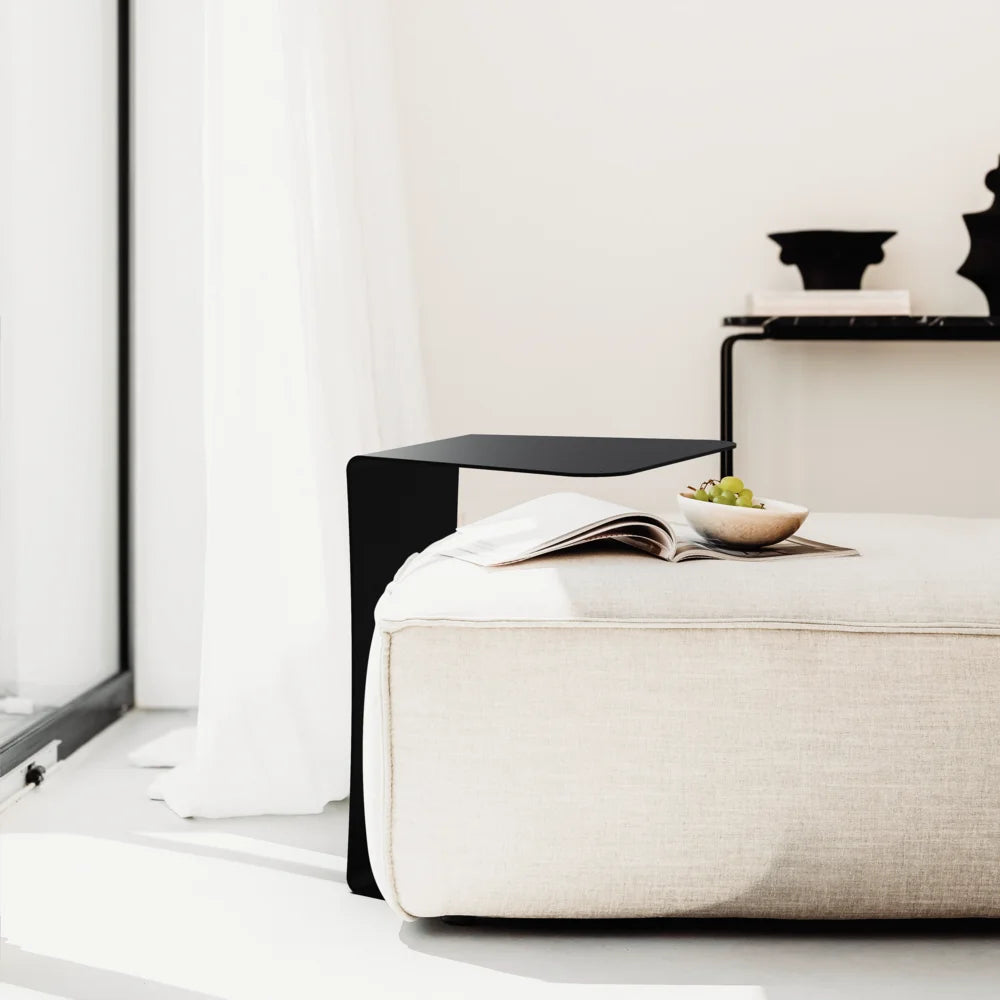 Masuta metalica JACOB – noptiera, masa auxiliara sau masa de cafea, cu design minimalist, versatil si finisaj neutru potrivit oricarui decor.