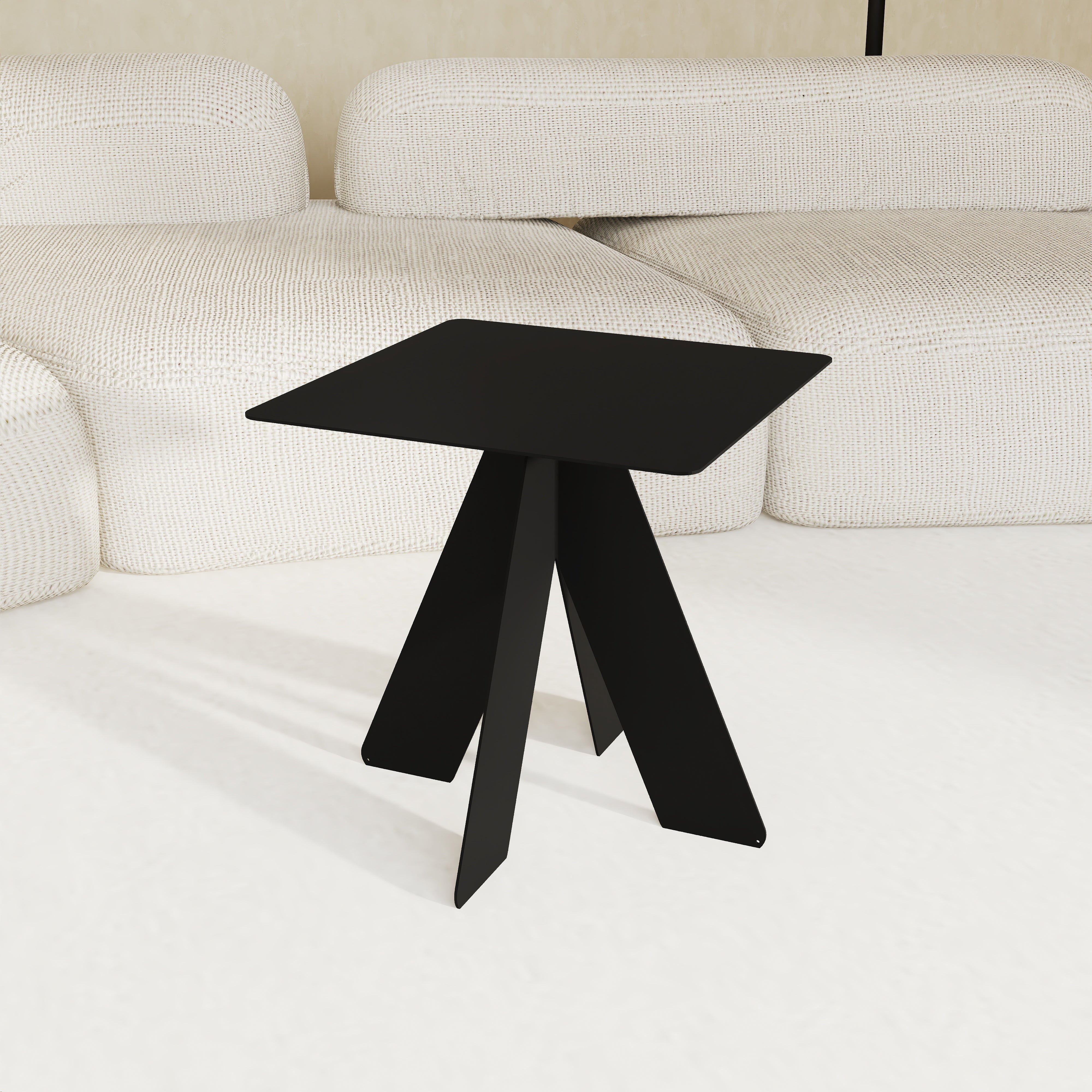 KVADRAT este o măsuță metalică cu design sculptural, definită de un blat pătrat și o bază compusă din patru planuri intersectate. Liniile precise și finisajul mat evidențiază caracterul arhitectural al piesei, transformând-o într-un accent modern pentru orice interior contemporan.