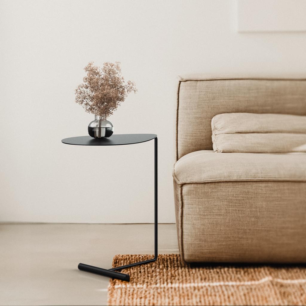 Masuta metalica LEAF design elegant inspirat din natura, cu forme delicate, ideală pentru living sau dormitor, fabricată din metal vopsit electrostatic, durabilă și rezistentă, disponibilă în două dimensiuni - mono