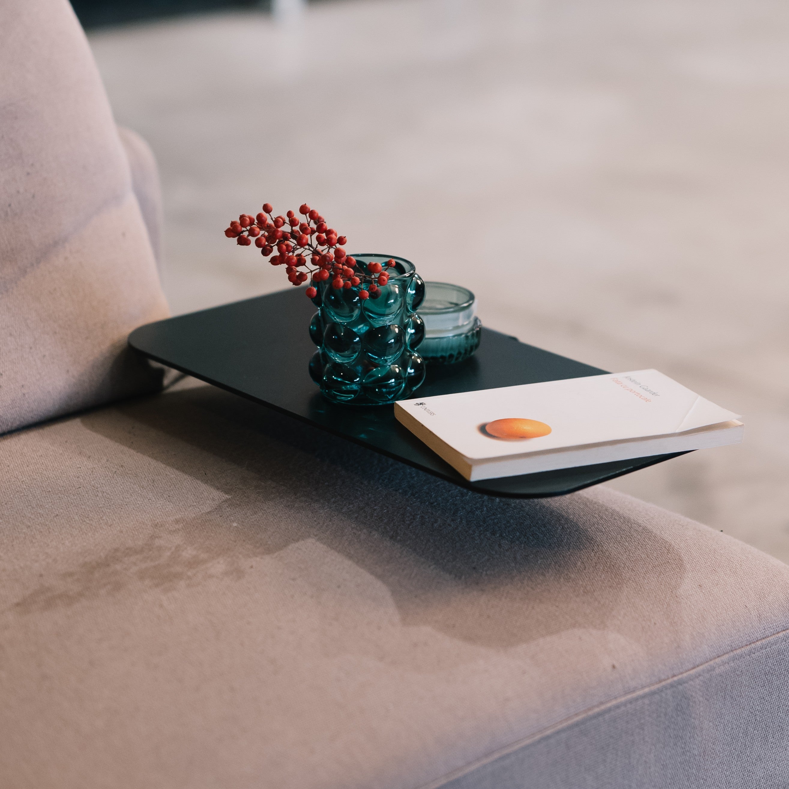 Masuta laterala ISLA este piesa de mobilier perfecta pentru orice living modern