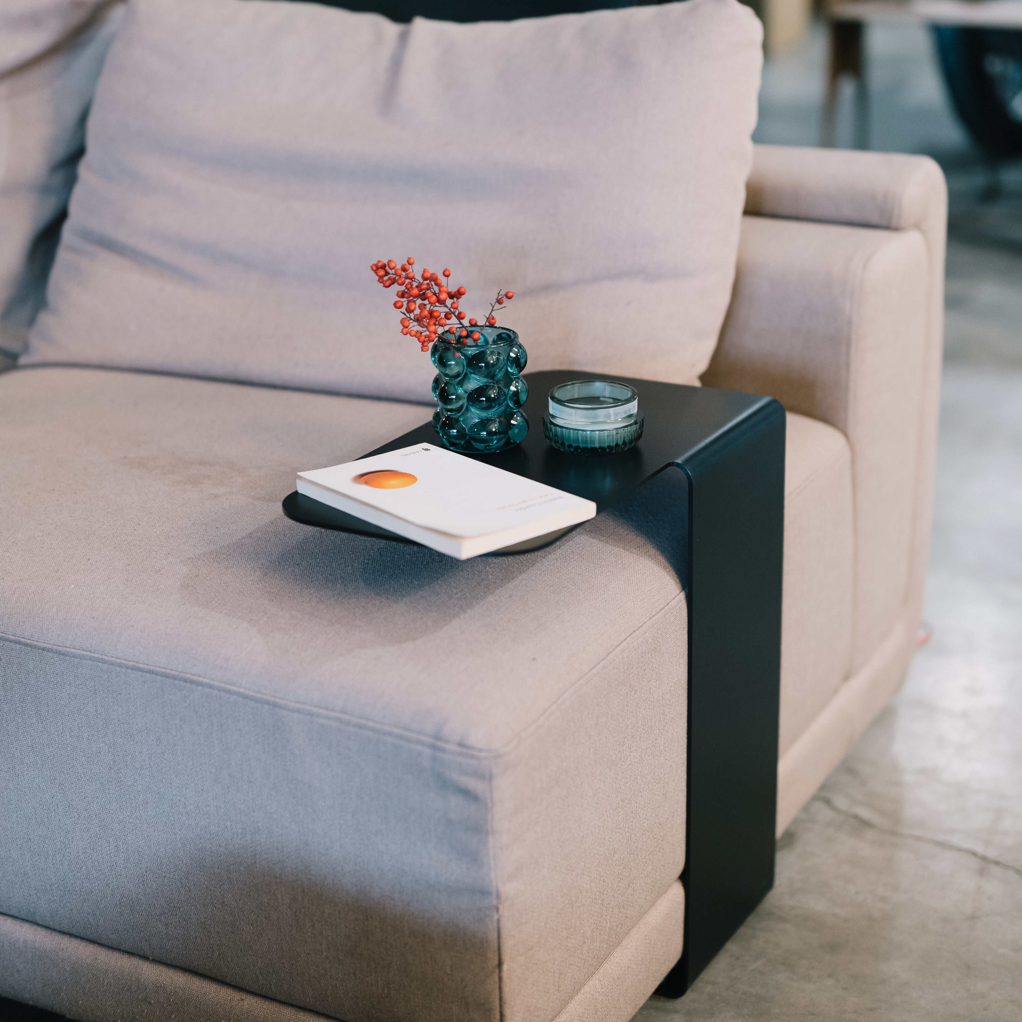 Masuta laterala ISLA este piesa de mobilier perfecta pentru orice living modern