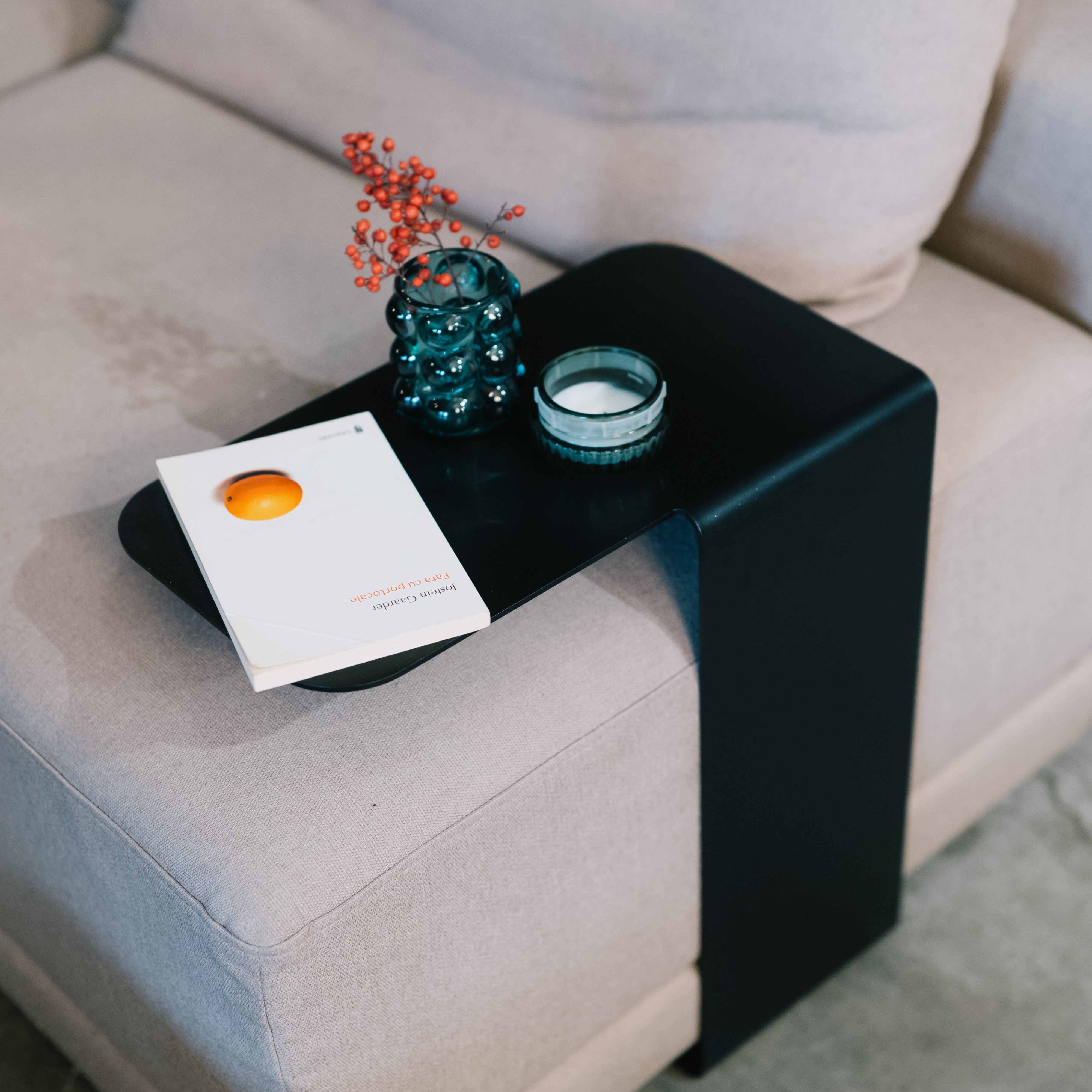 Măsuță laterală ISLA din metal, design ergonomic minimalist, perfectă pentru living modern alături de canapea