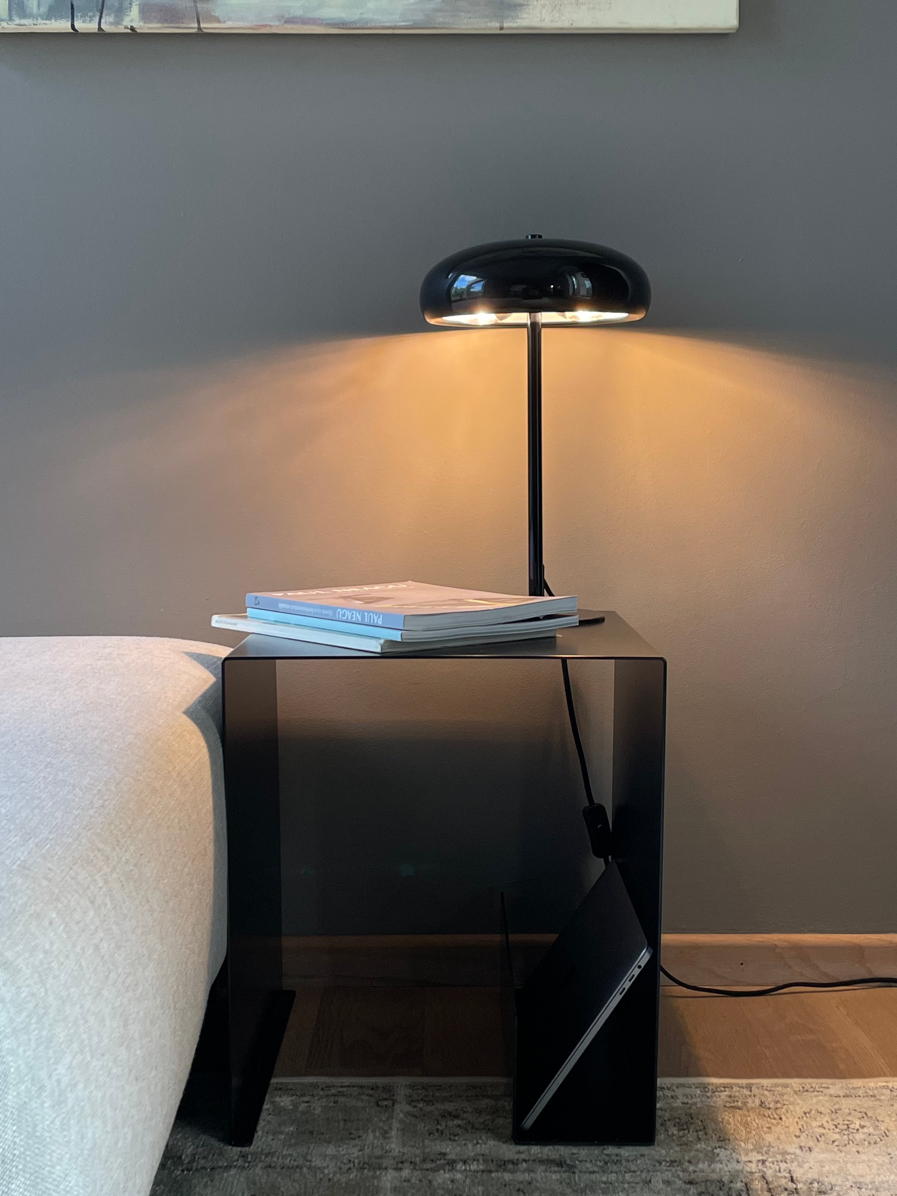 Noptiera metalica BY SIDE design modern si functional, realizata din otel de inalta calitate, potrivita pentru interior si exterior, cu suport pentru laptop sau carti - mono