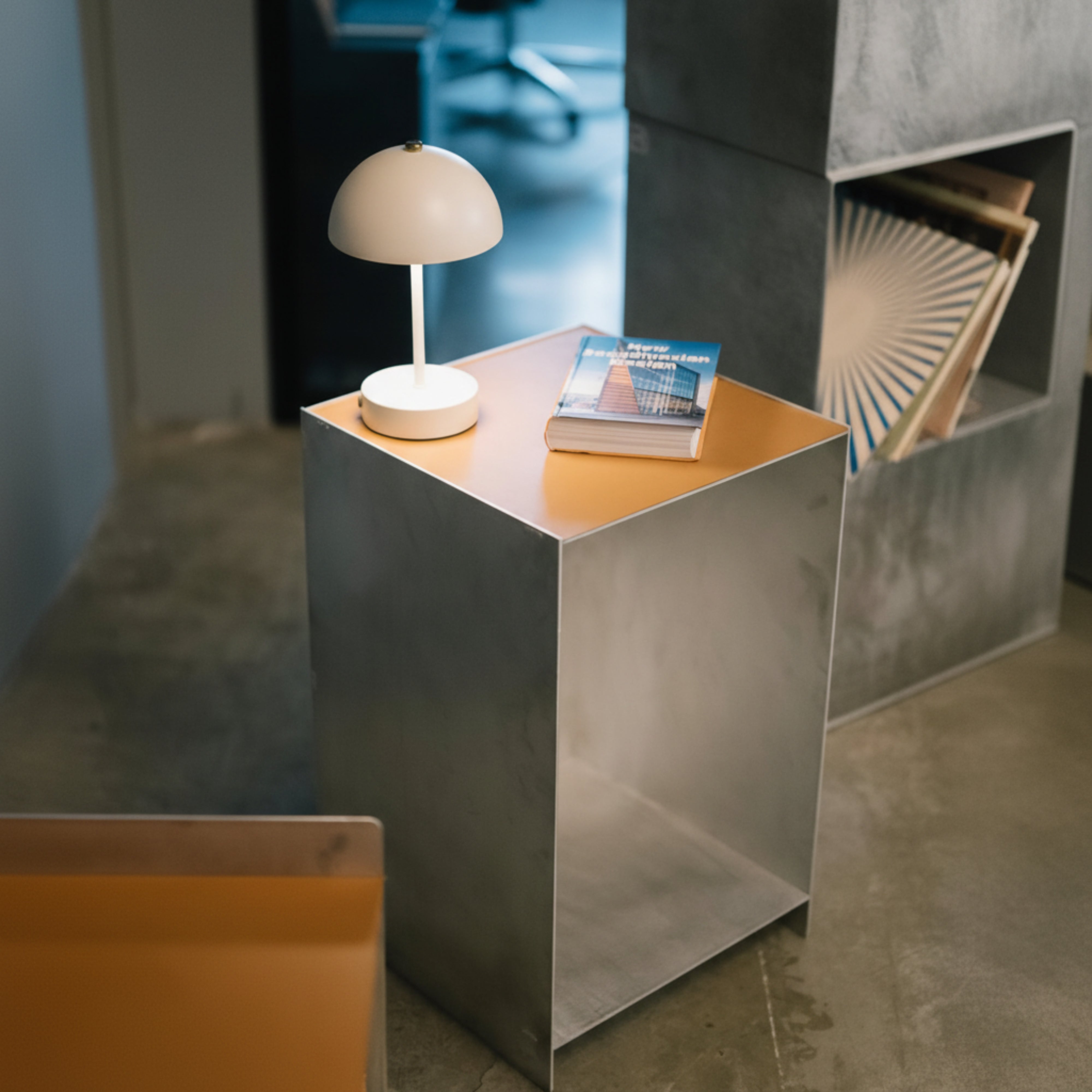 Noptieră KUBIQUE aluminiu brut - finisaj manual, asamblare în pene, fiecare piesă unică