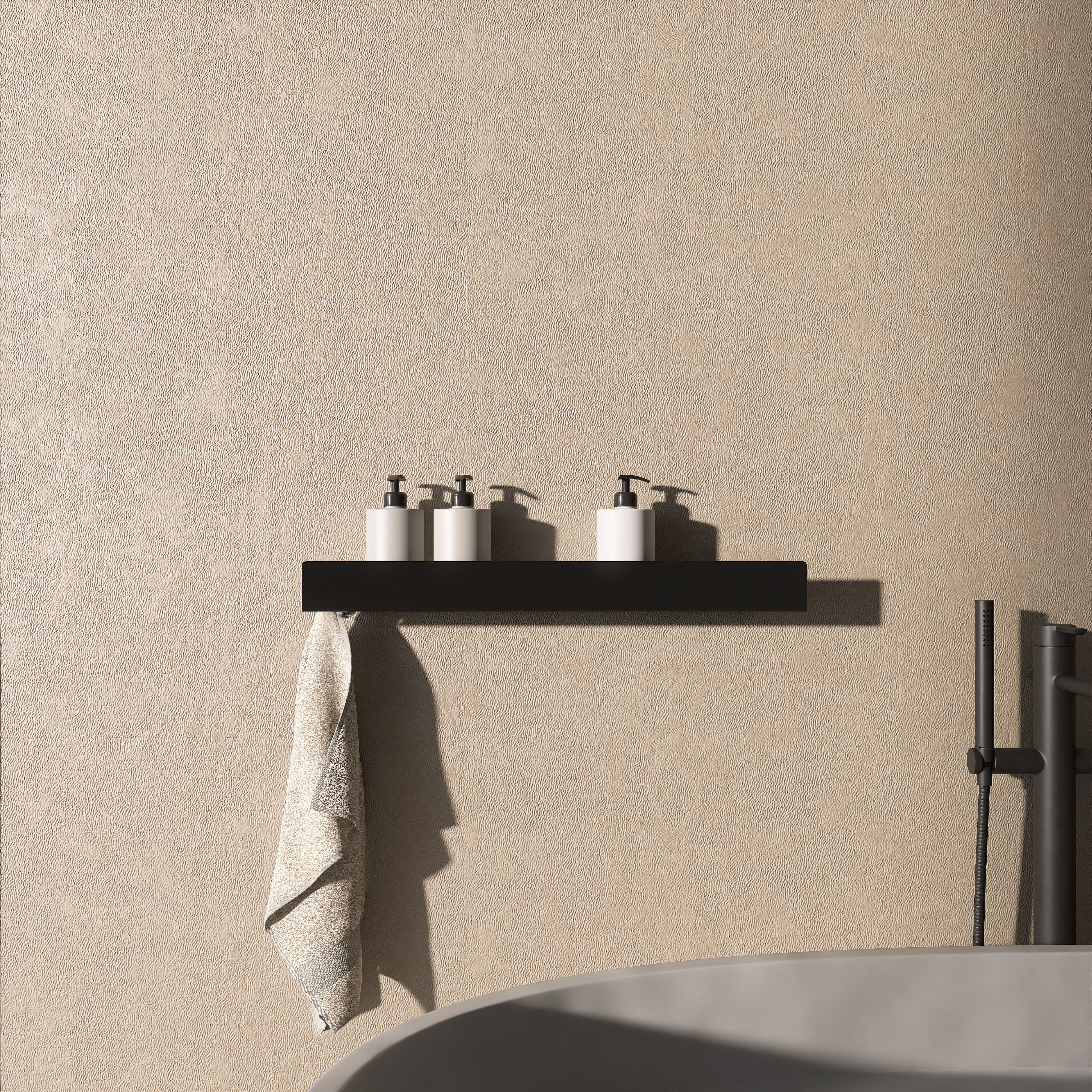 Polita metalica LINE 5 pentru baie, cu agatatori laterale pentru prosop, design minimalist, 60 cm