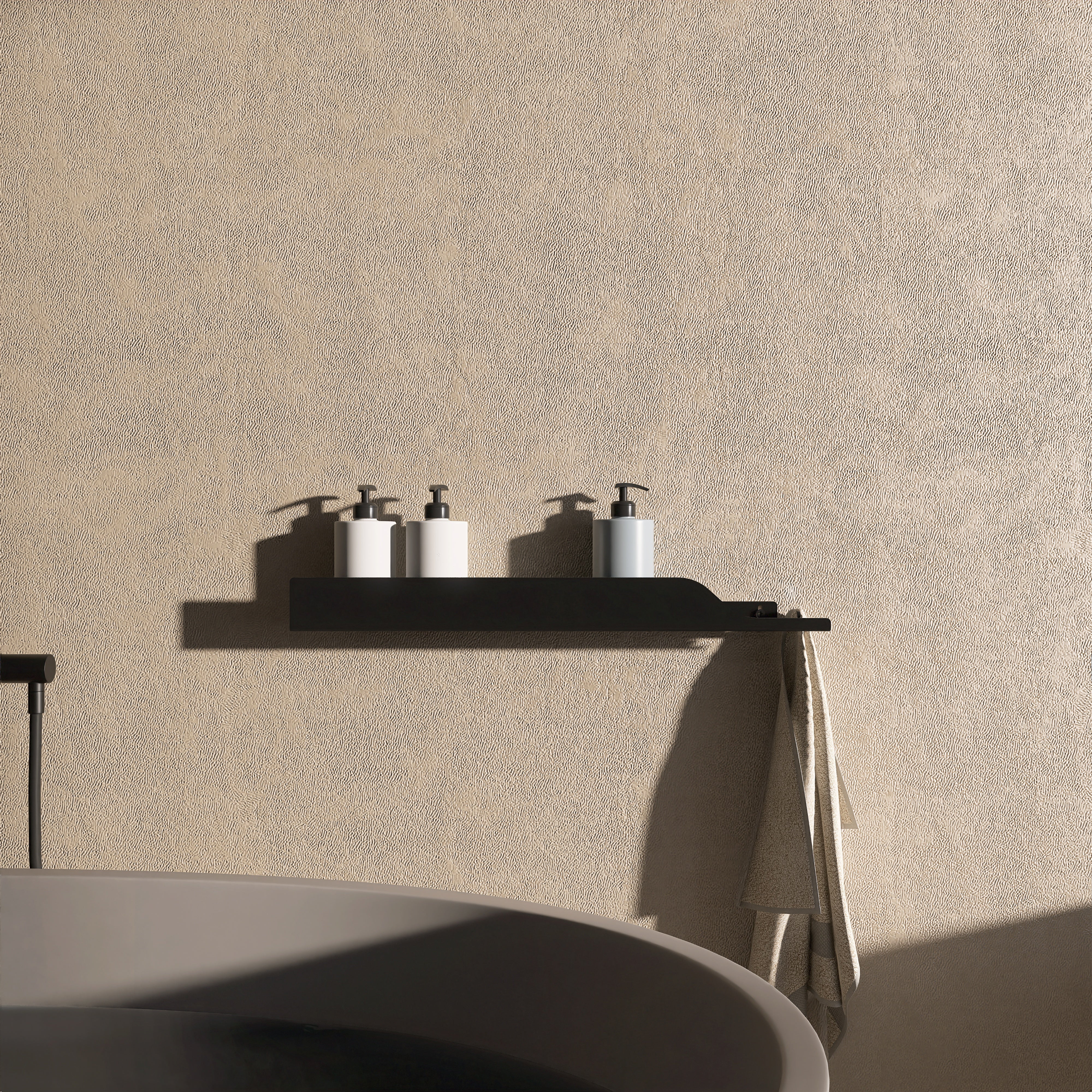 Polita metalica WAVE 5 pentru baie, cu agatatori laterale pentru prosop, design curbat modern, 60 cm