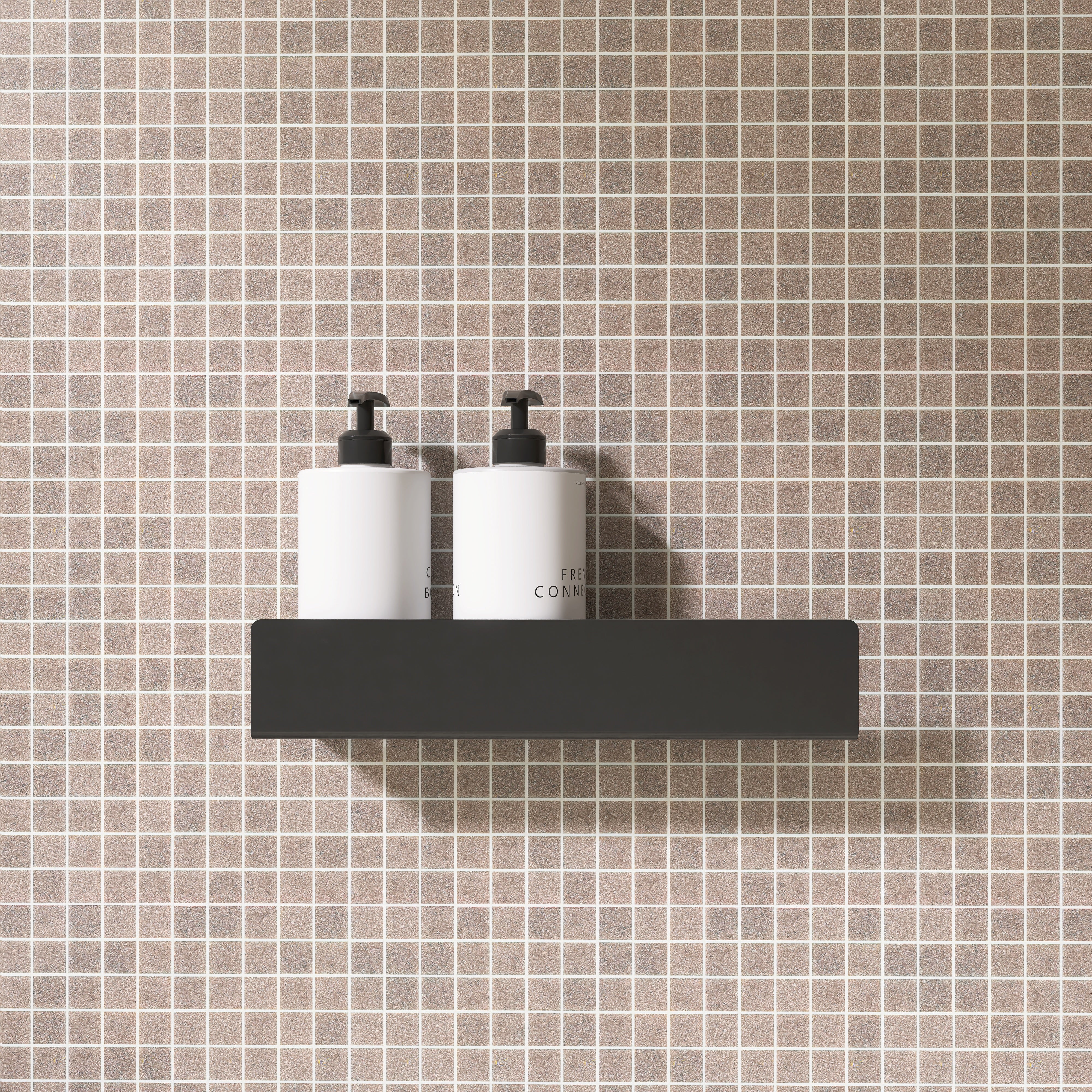 Polita metalica LINE 1 – design minimalist si liniar, perfecta pentru depozitarea produselor de ingrijire, ideala pentru orice baie compacta si practica.