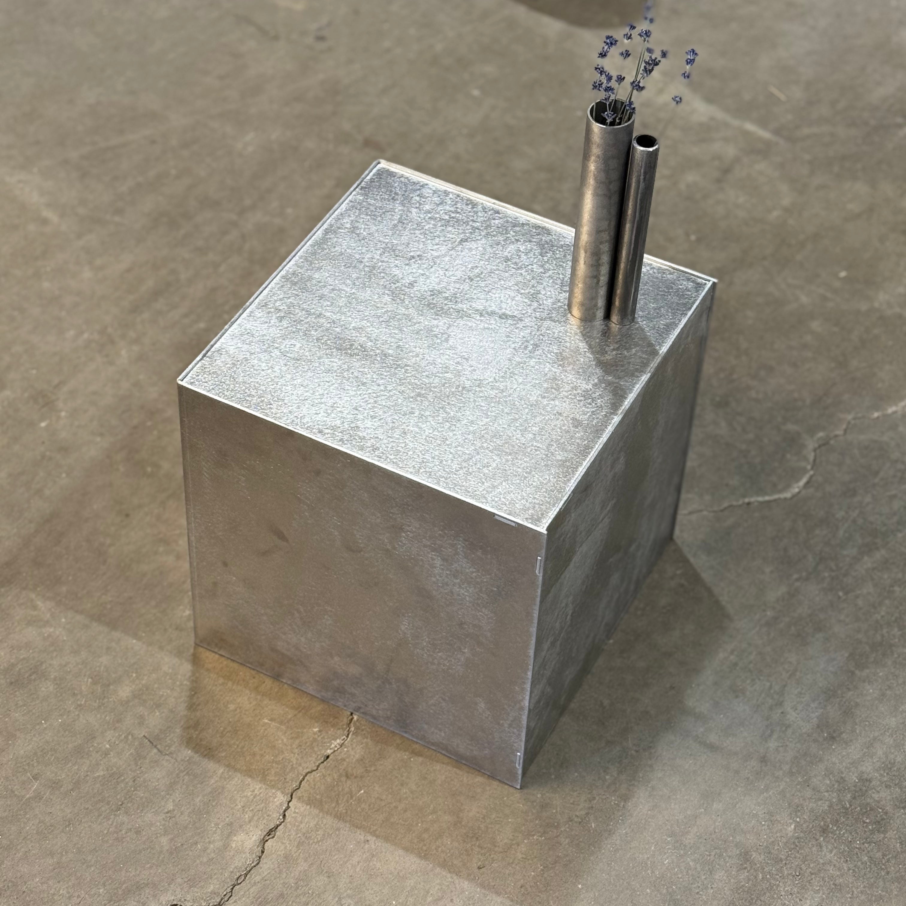 Raft aluminiu Vinyl Cube pentru viniluri, masuta cafea si noptiera, design modular sustenabil