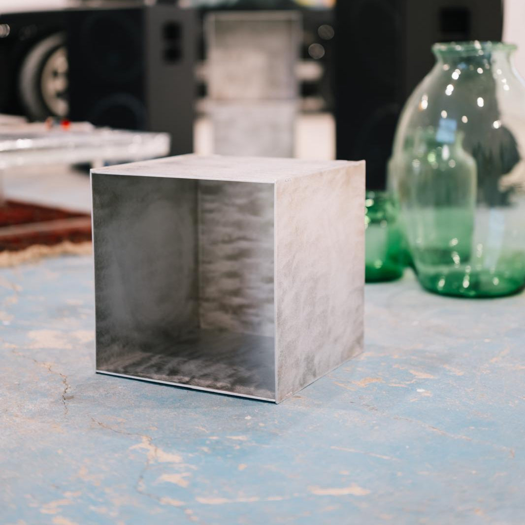 Raft aluminiu Vinyl Cube pentru viniluri, masuta cafea si noptiera, design modular sustenabil