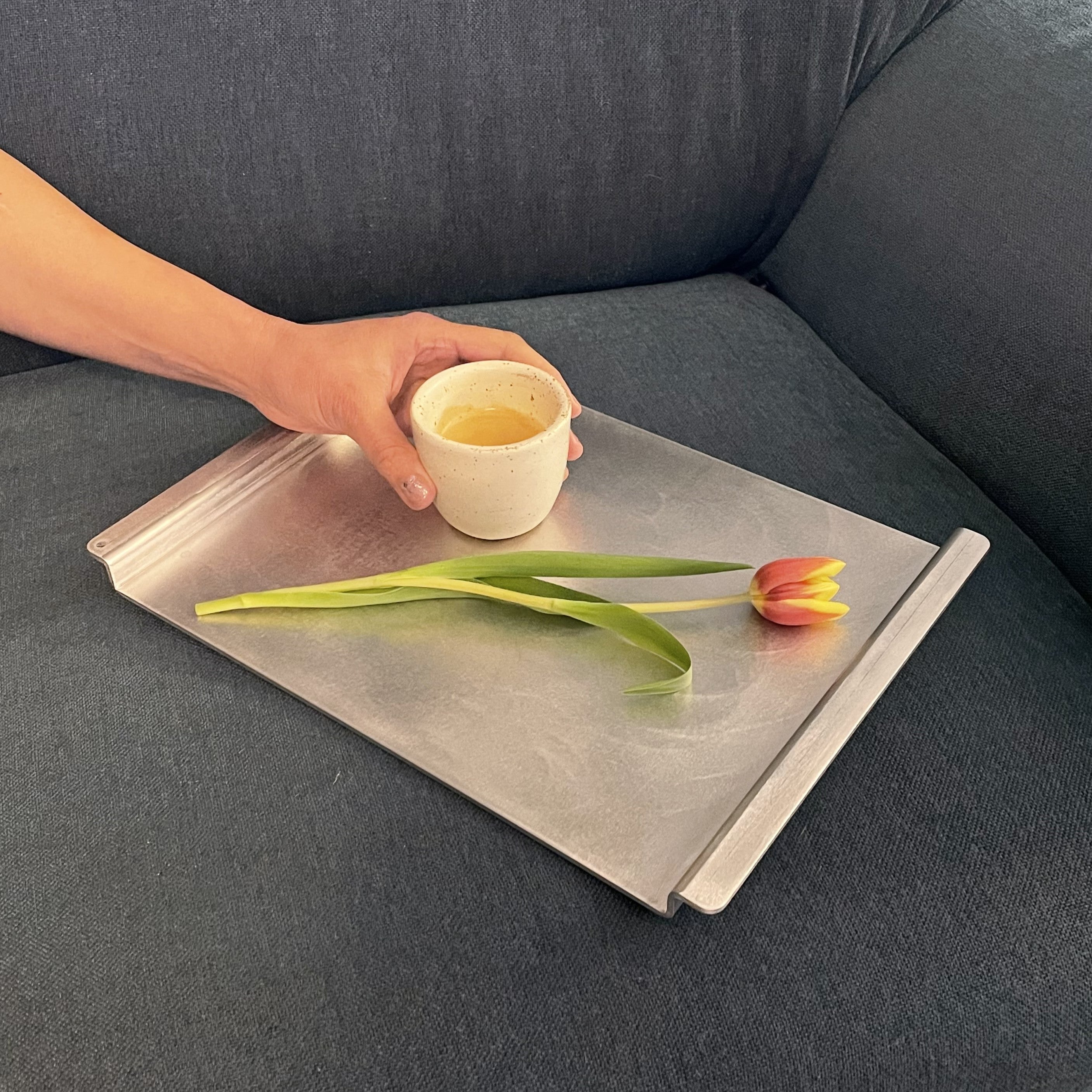 Tava din aluminiu colectia Sound accesoriu modular pentru masa sau utilizare individuala, cu design minimalist