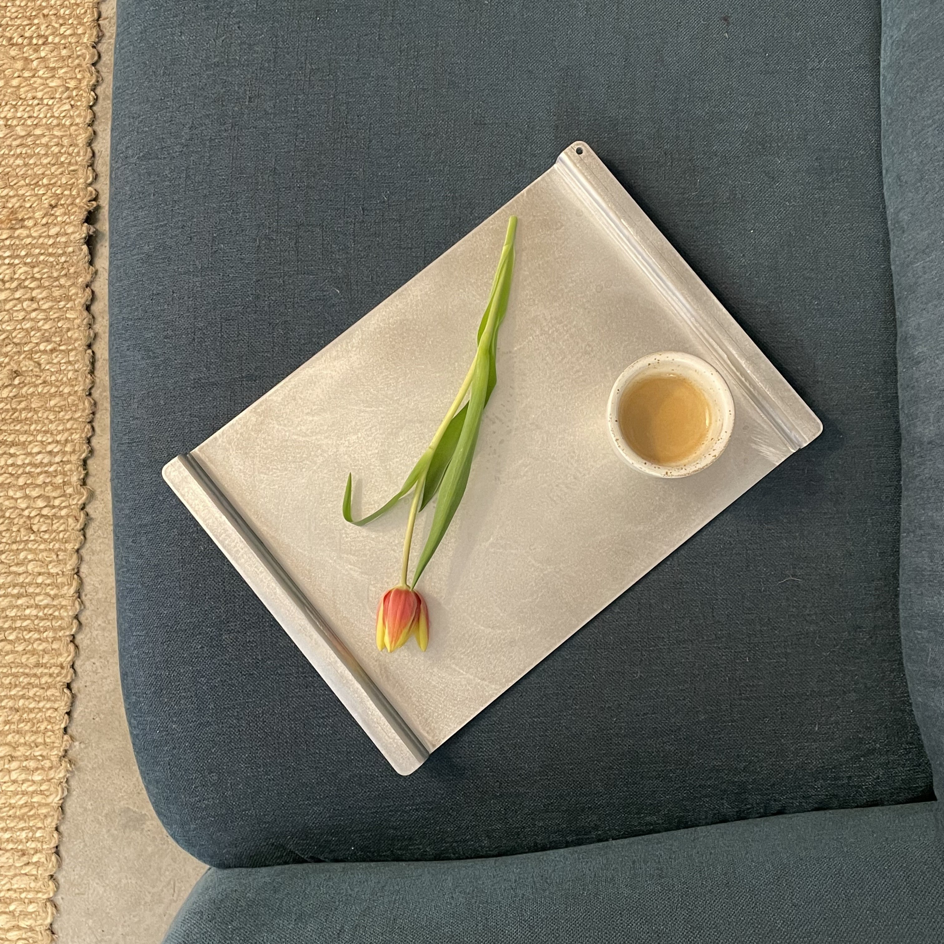 Tava din aluminiu colectia Sound accesoriu modular pentru masa sau utilizare individuala, cu design minimalist