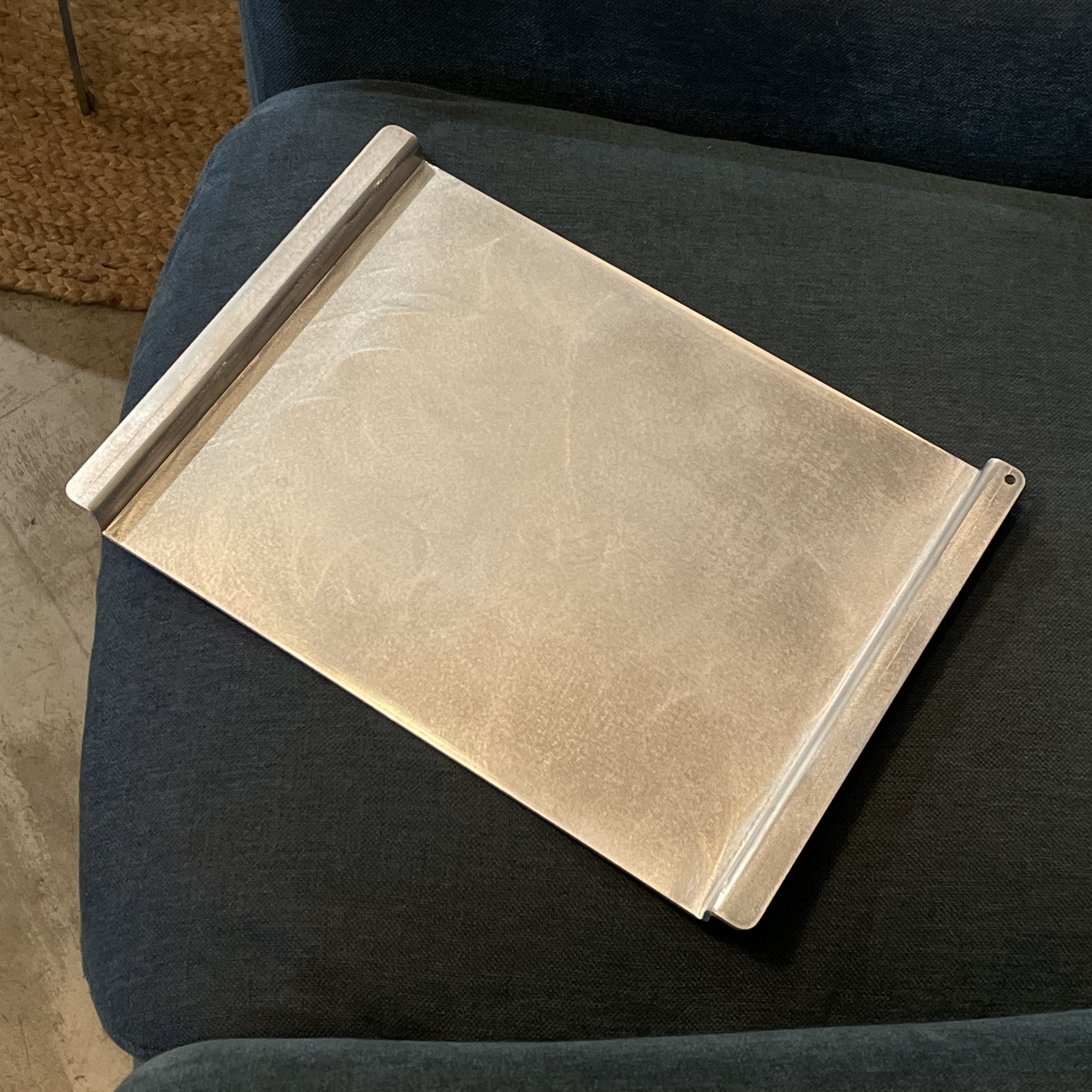 Tava din aluminiu colectia Sound accesoriu modular pentru masa sau utilizare individuala, cu design minimalist