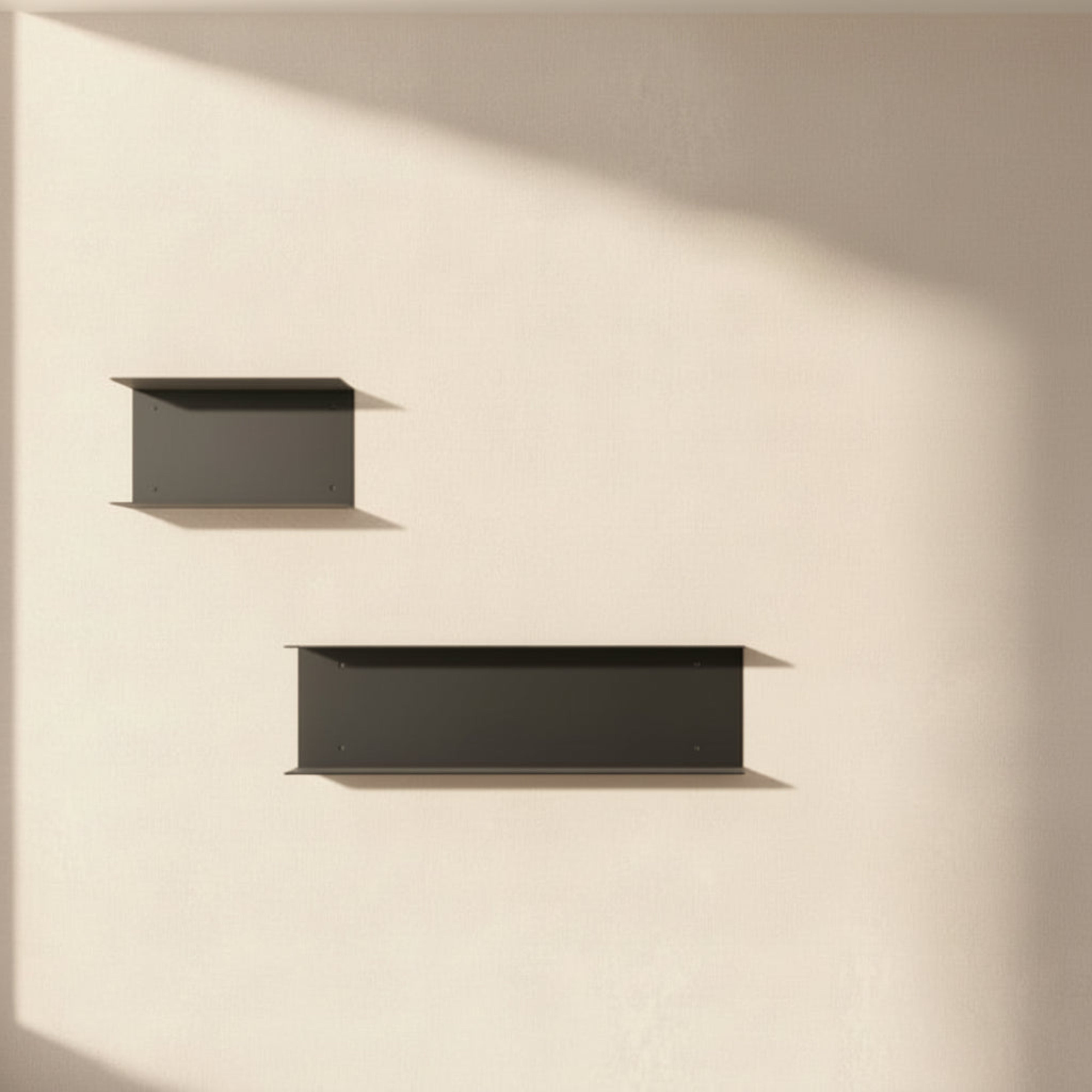 Set de două etajere din aluminiu, design simplu si elegant.