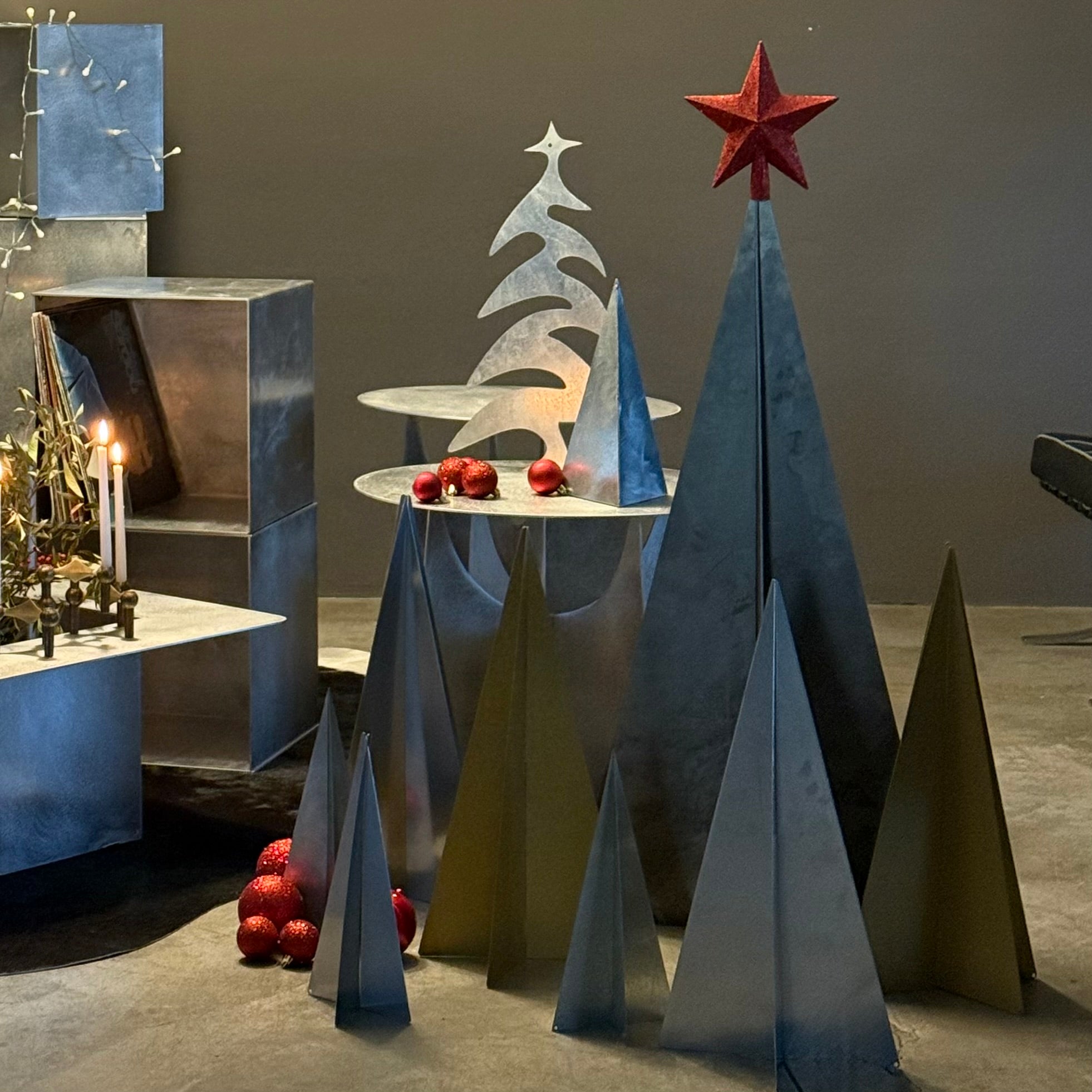 Brad decorativ Mono BIG Christmas Tree, 90 cm, aluminiu raw finisat manual, design industrial