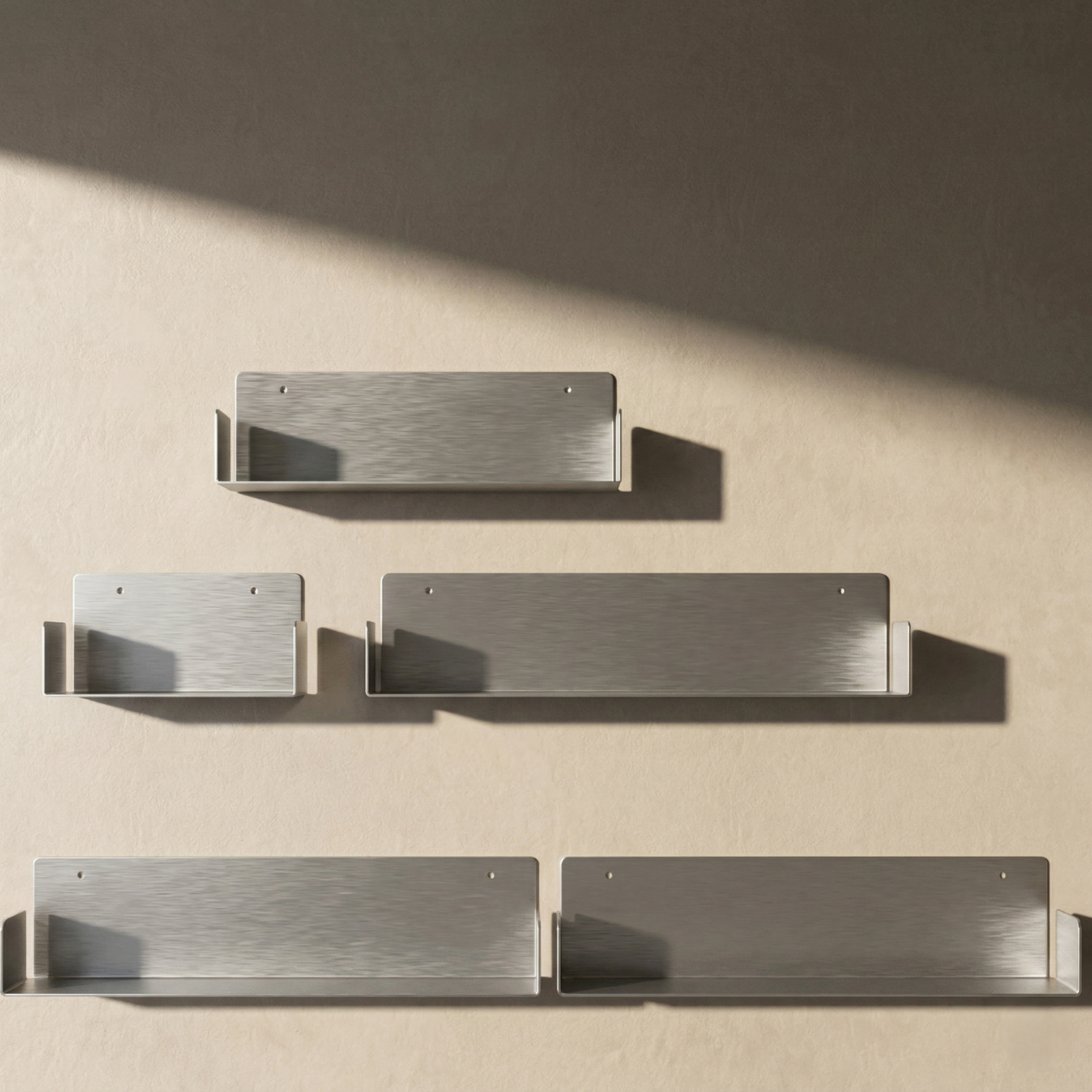  Etajeră metalică FOLD din aluminiu raw finisat manual nevopsit, design modern cu margini laterale, aspect natural autentic
