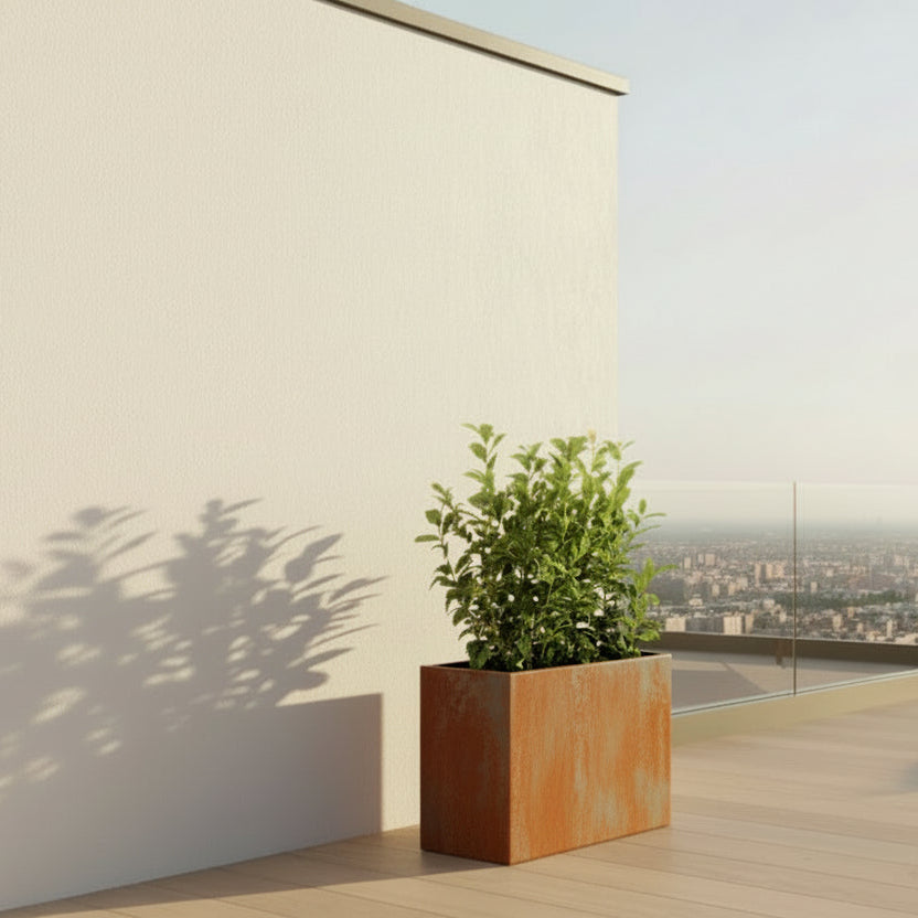  Jardinieră FOREST finisajotel corten pe terasă, aspect mat premium, rezistentă la zgârieturi și intemperii
