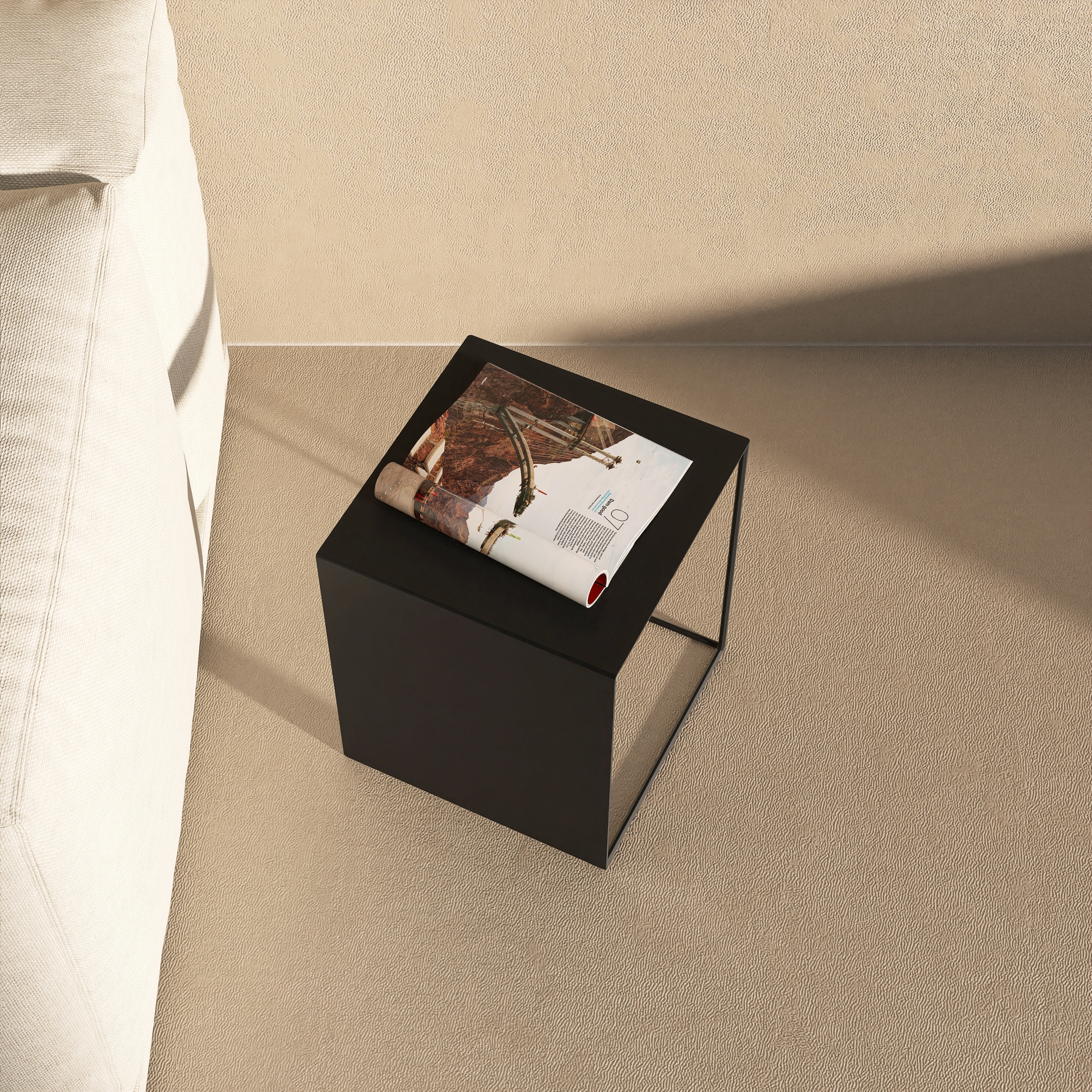 Masuta Geometry din aluminiu, design minimalist si structura moderna, ideala ca noptiera sau suport decorativ