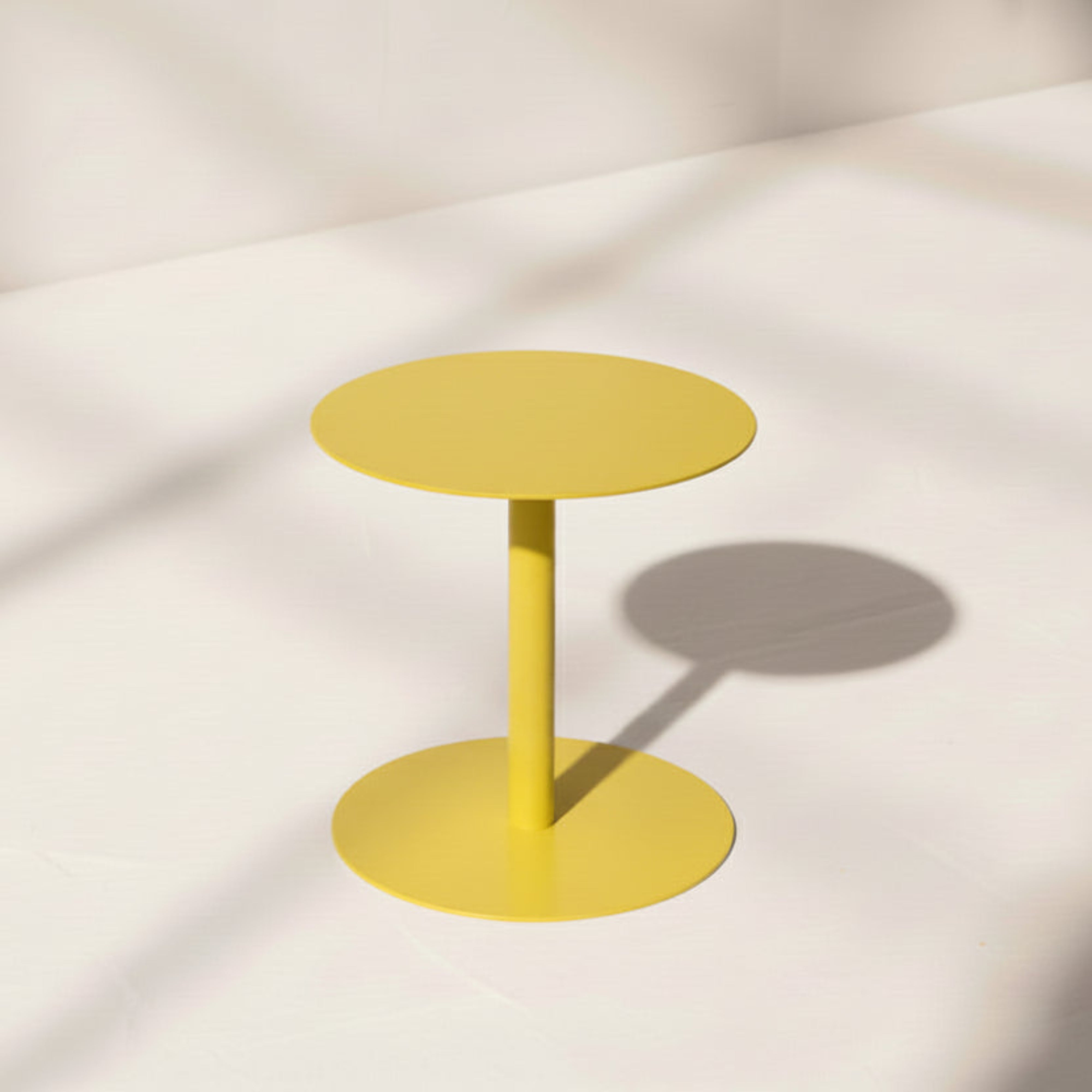 Masuta metalica DOT cu design minimalist si forma rotunda ideala pentru exterior sau spatii de relaxare