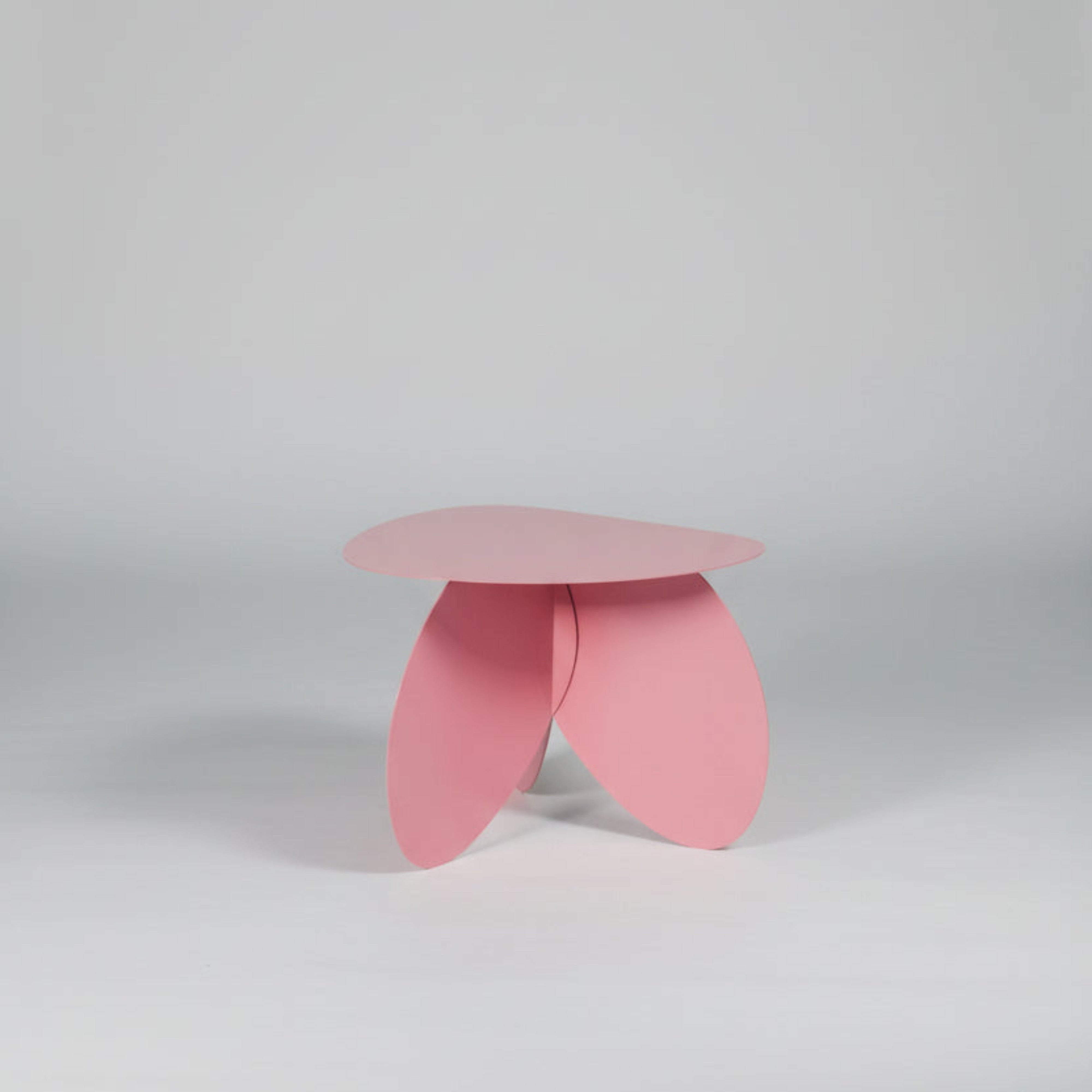  Măsuță metalică de exterior sau interior, FLOWER vopsită electrostatic în roz, design organic cu linii ondulate, rezistentă la UV și intemperii
