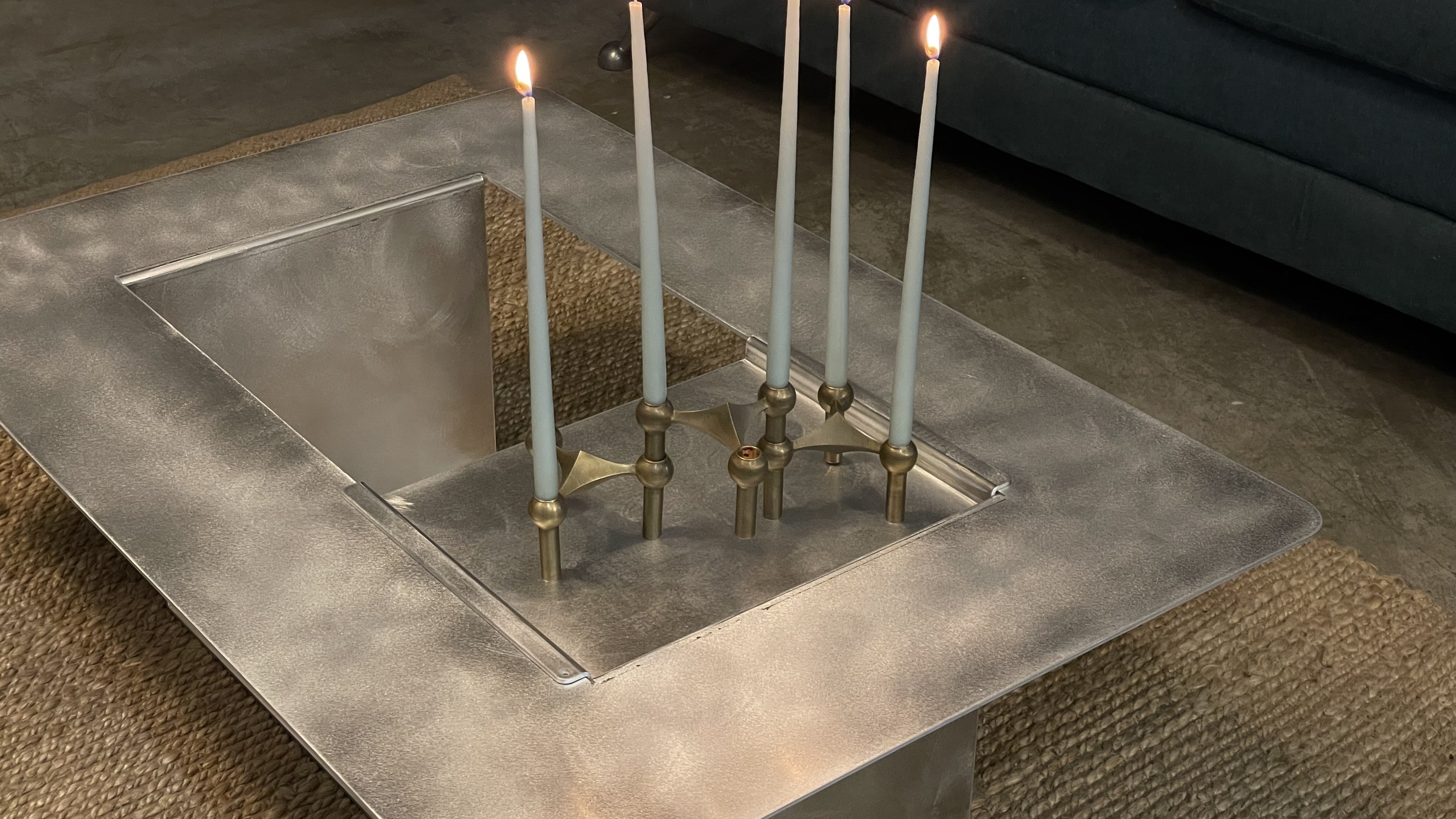 Masuta metalica SOUND din aluminiu, cu tavita detasabila si spatiu pentru vinyluri; design minimalist, finisaj elegant.