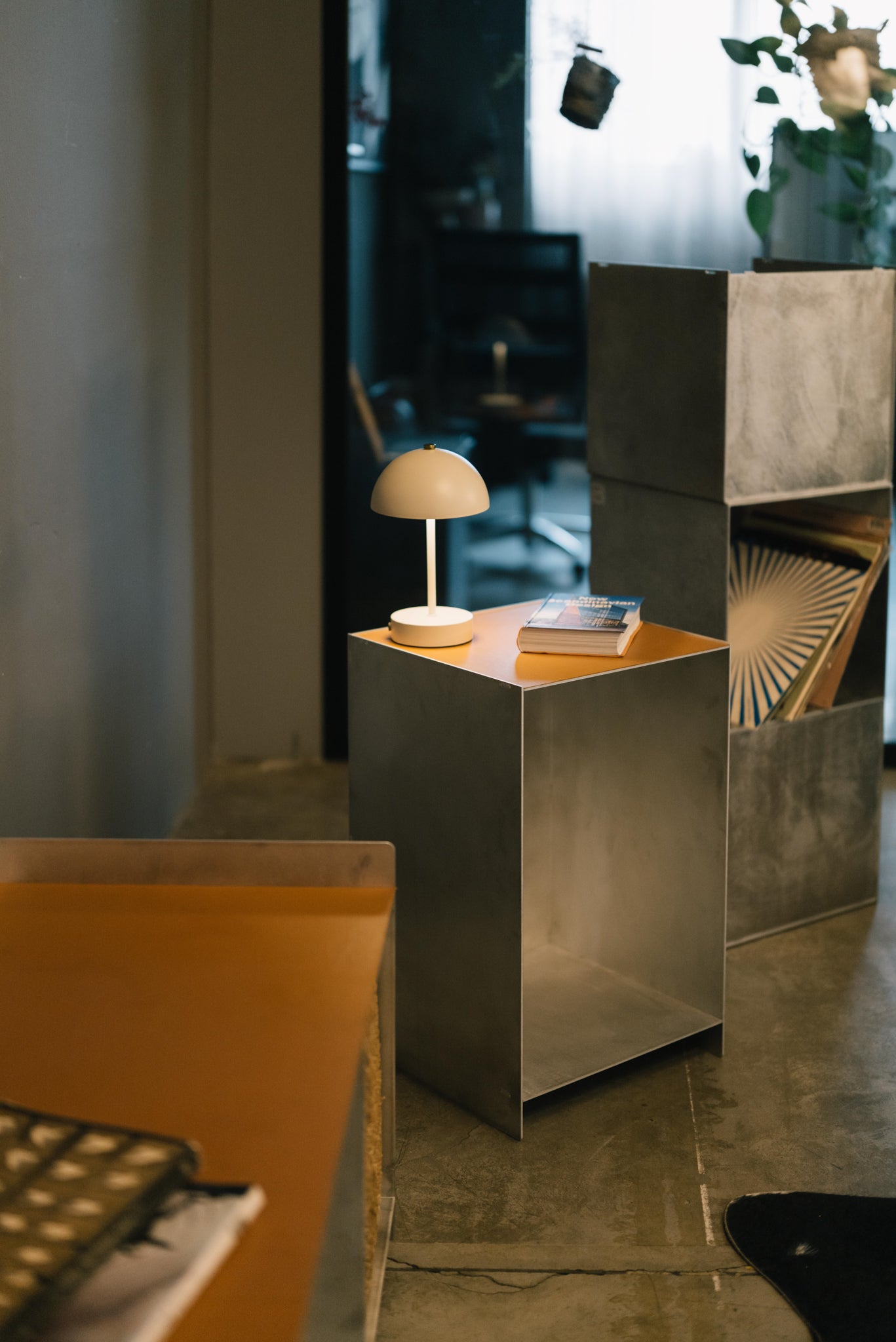 Noptieră KUBIQUE aluminiu brut - finisaj manual, asamblare în pene, fiecare piesă unică, potrivită și pentru living
