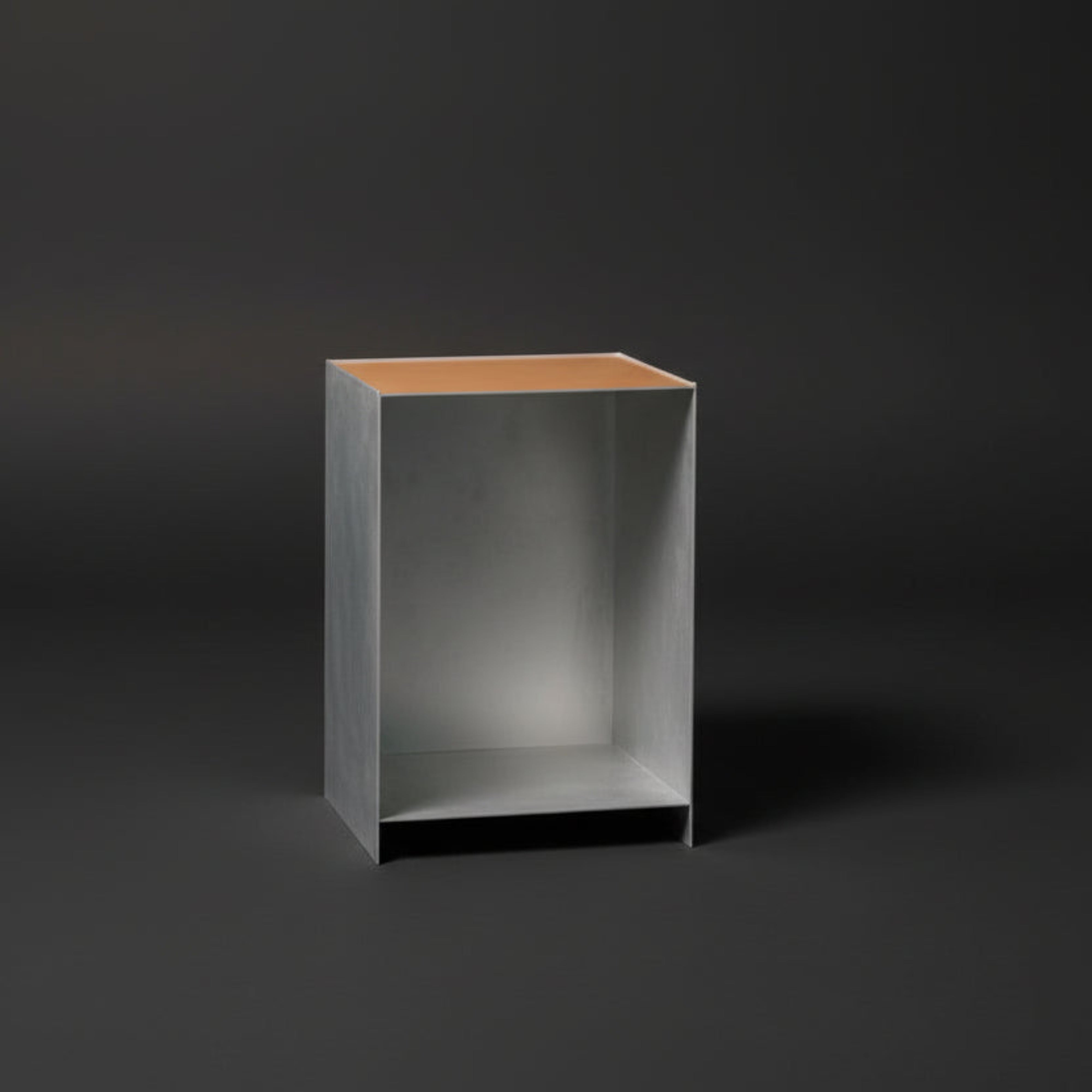 Name: noptiera-kubique-premium-aluminiu-piele-naturala-1
Alt text: Noptieră KUBIQUE premium - aluminiu finisat manual și piele naturală, design unic 
