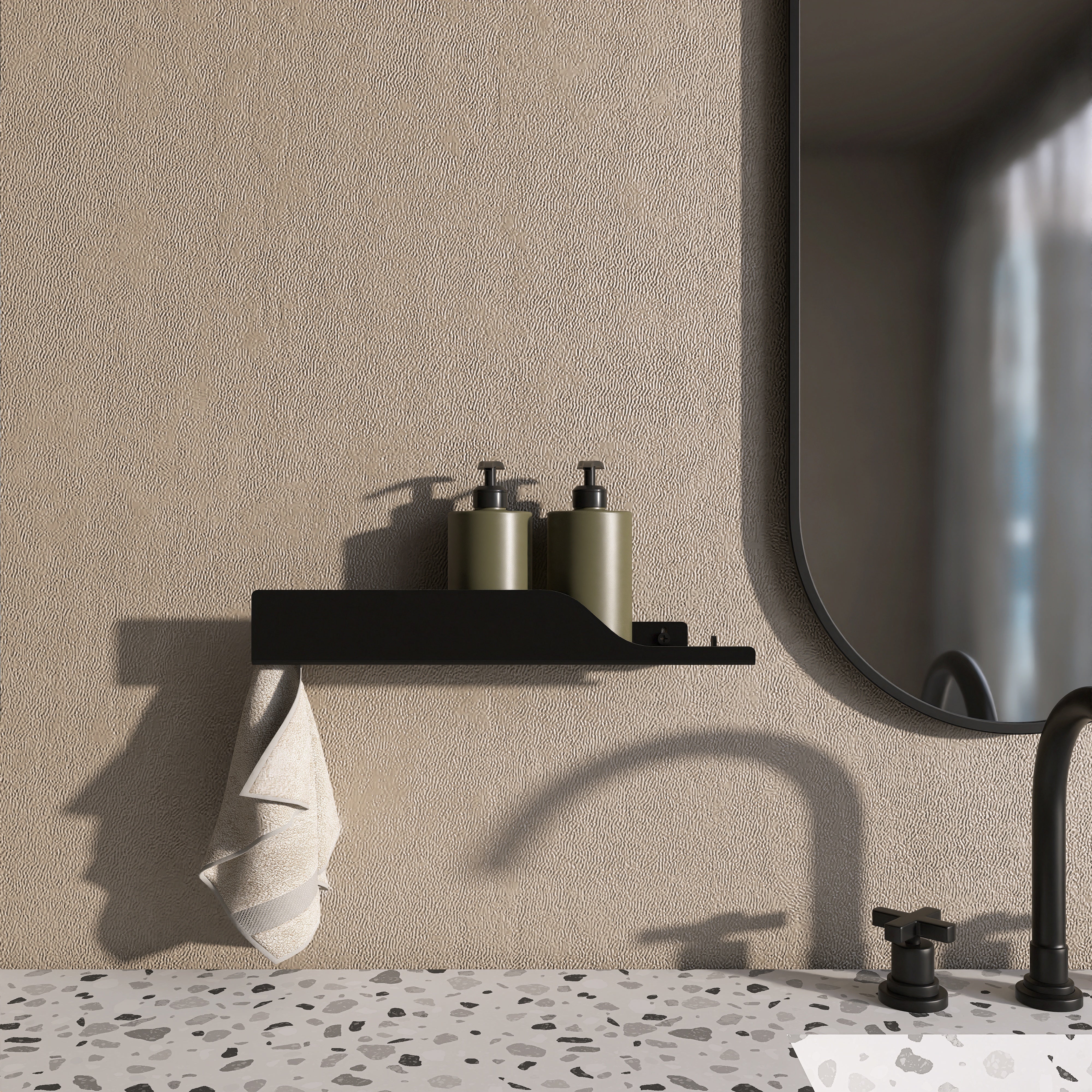 Polita metalica WAVE 5 pentru baie, cu agatatori laterale pentru prosop, design curbat modern, 40 cm