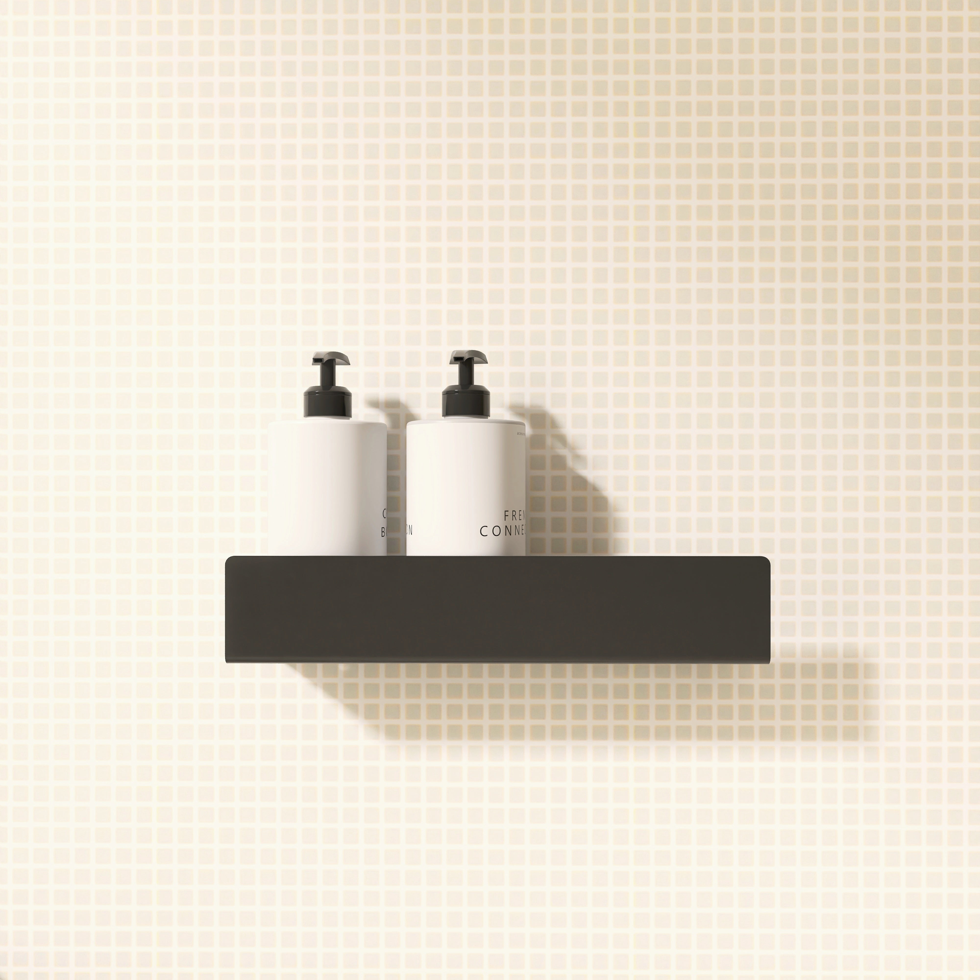 Polita metalica LINE 1 – design minimalist si liniar, perfecta pentru depozitarea produselor de ingrijire, ideal pentru orice baie compacta si practica.

