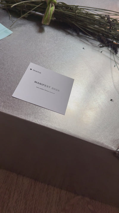  Video prezentare Manifest 2026 – măsuță de cafea sculpturală din inox satinat, cu colț retezat și roți ascunse