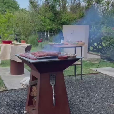  Grătar PARTY din oțel corten cu patină naturală ruginie vintage, integrat armonios în decorul exterior

