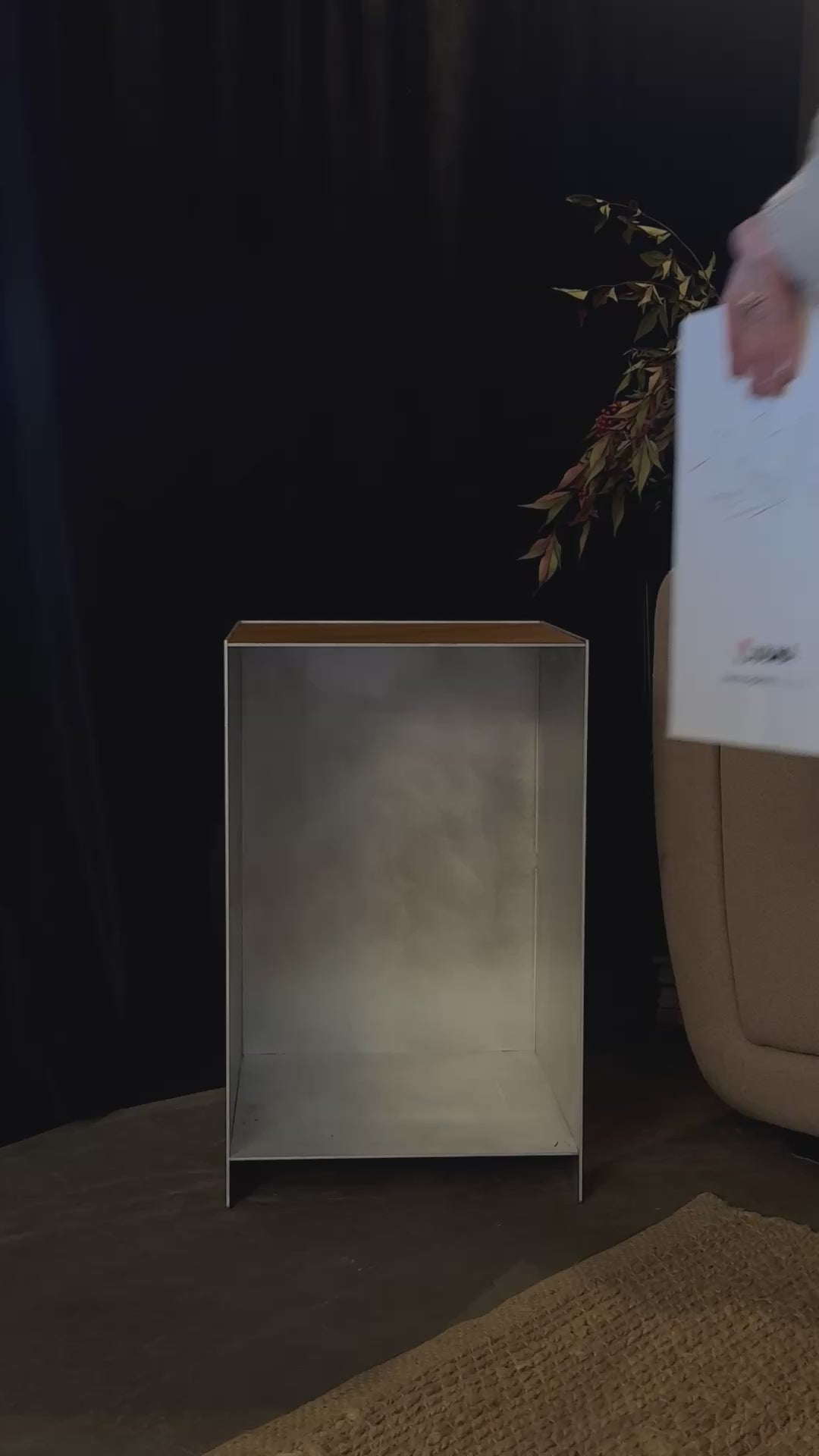 Noptieră KUBIQUE - aluminiu și piele naturală, asamblare în pene
