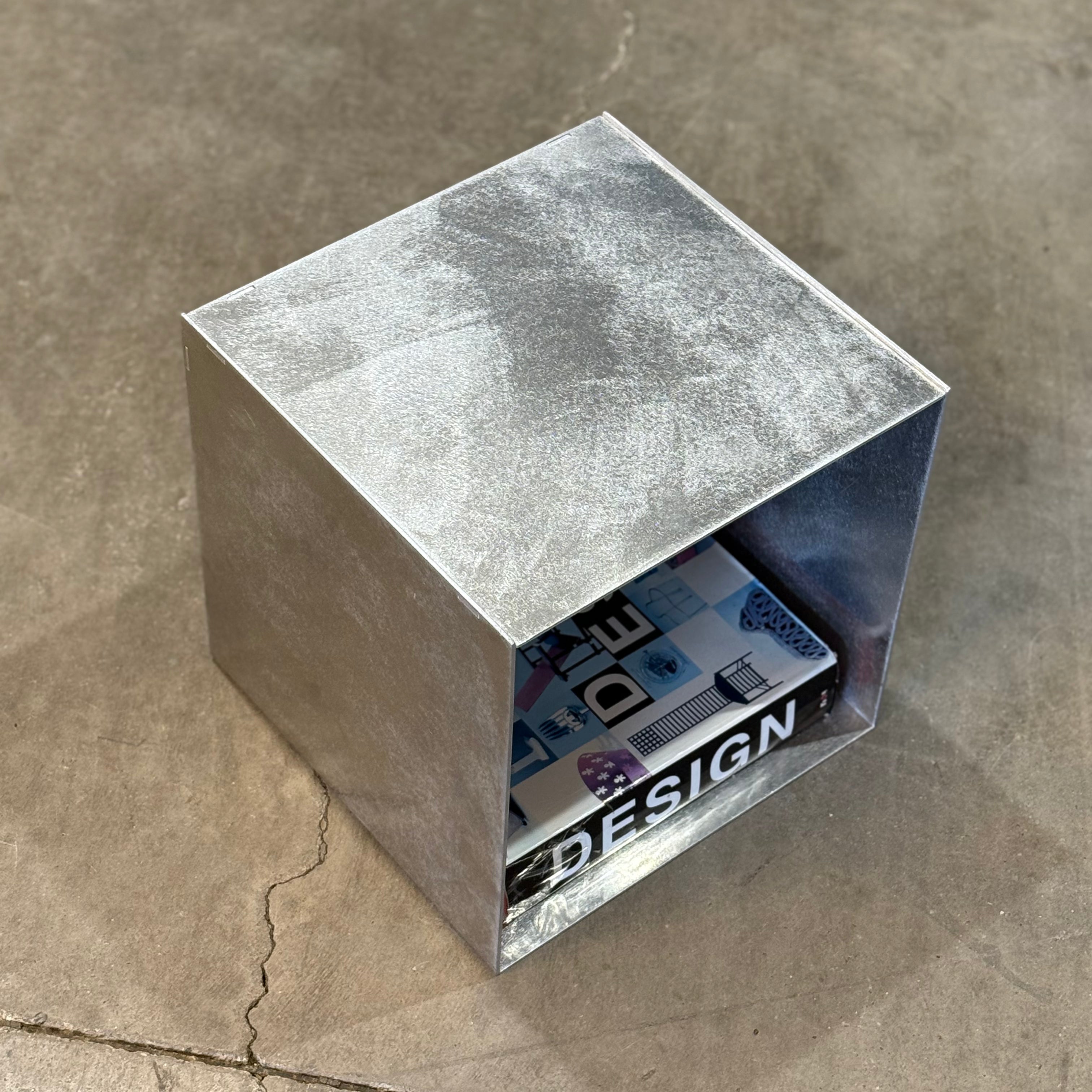 Raft aluminiu Vinyl Cube pentru viniluri, masuta cafea si noptiera, design modular sustenabil