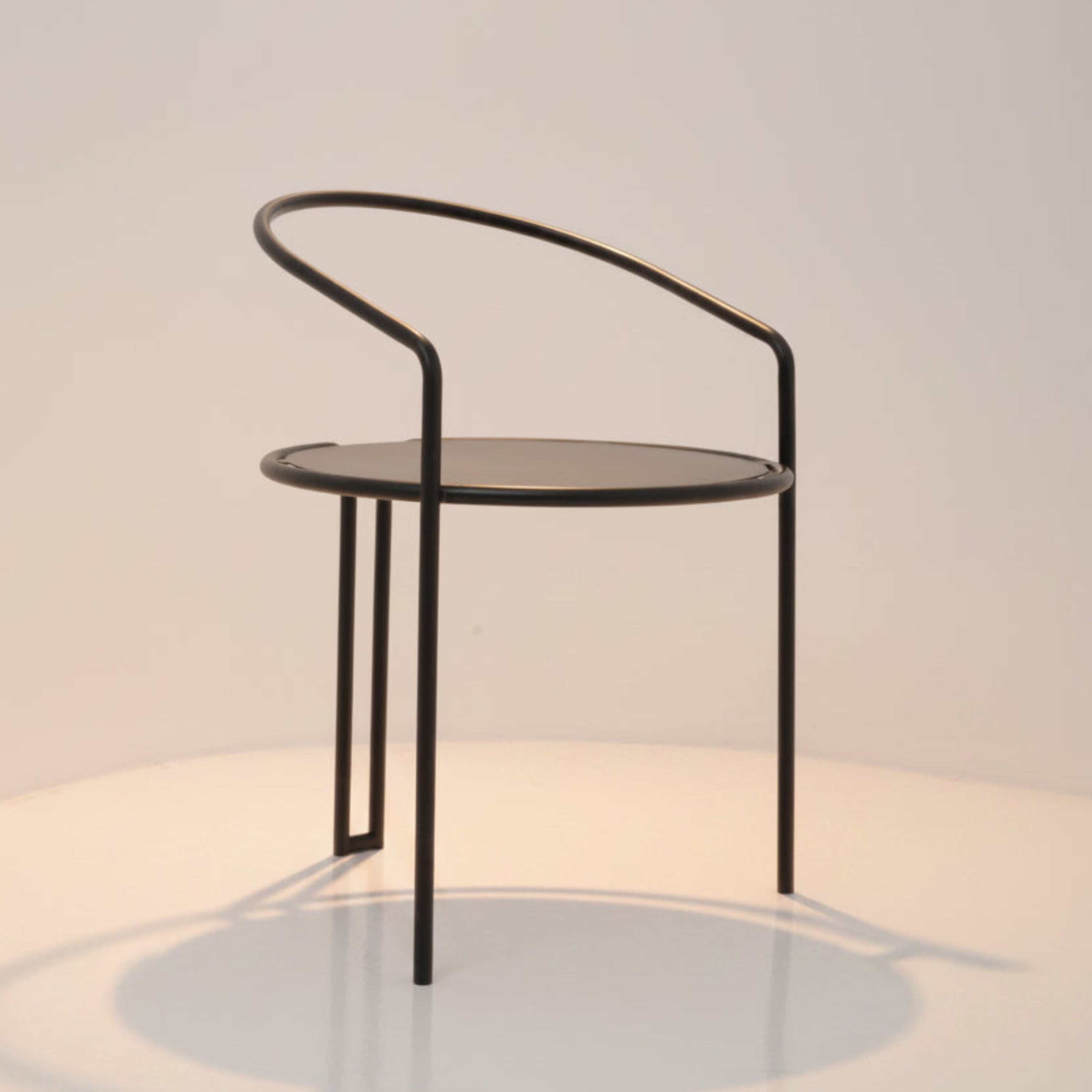 Scaun metalic Solitude vedere semifrontală – design minimalist din oțel vopsit electrostatic